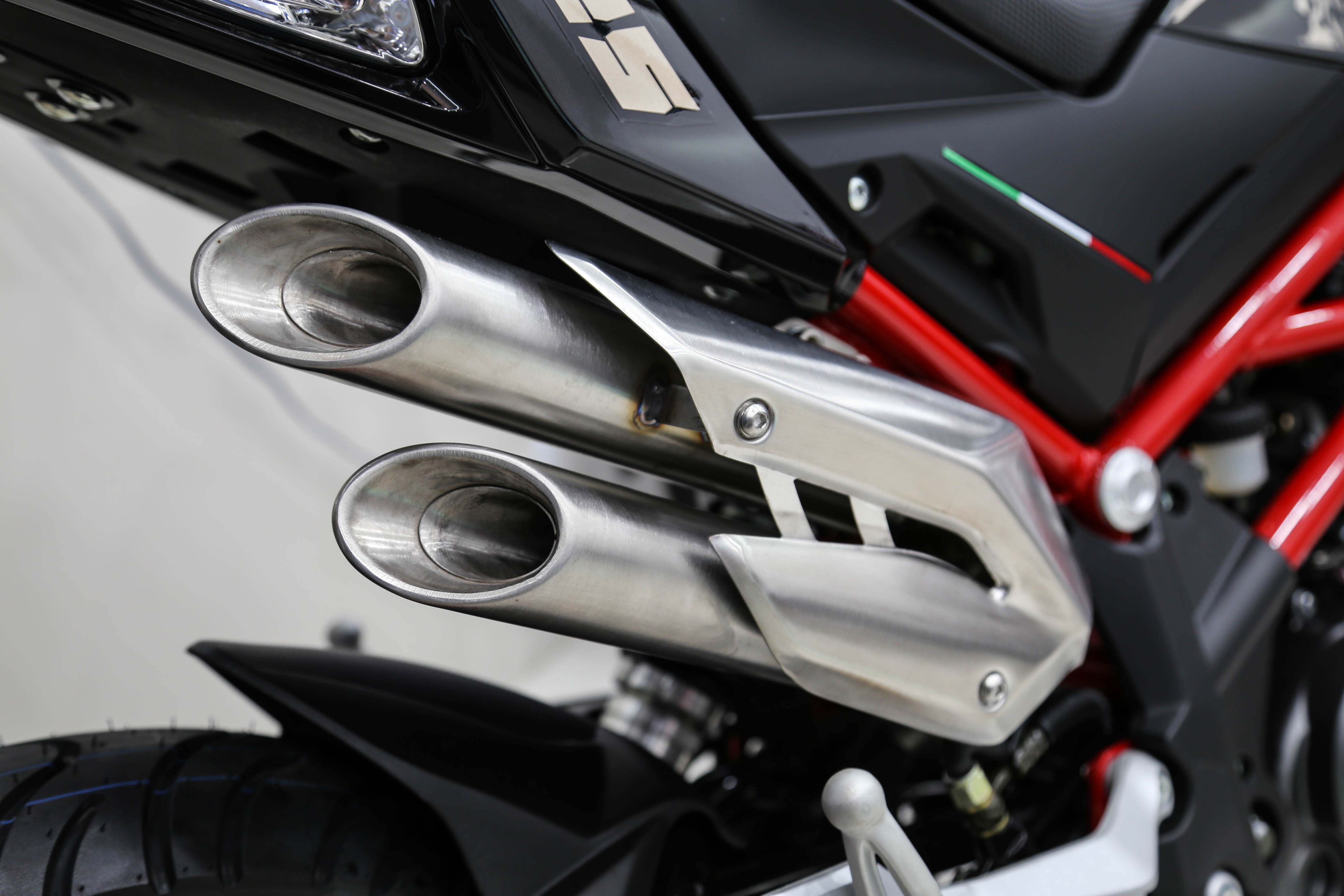 Xe con tay gia re Benelli anh 9