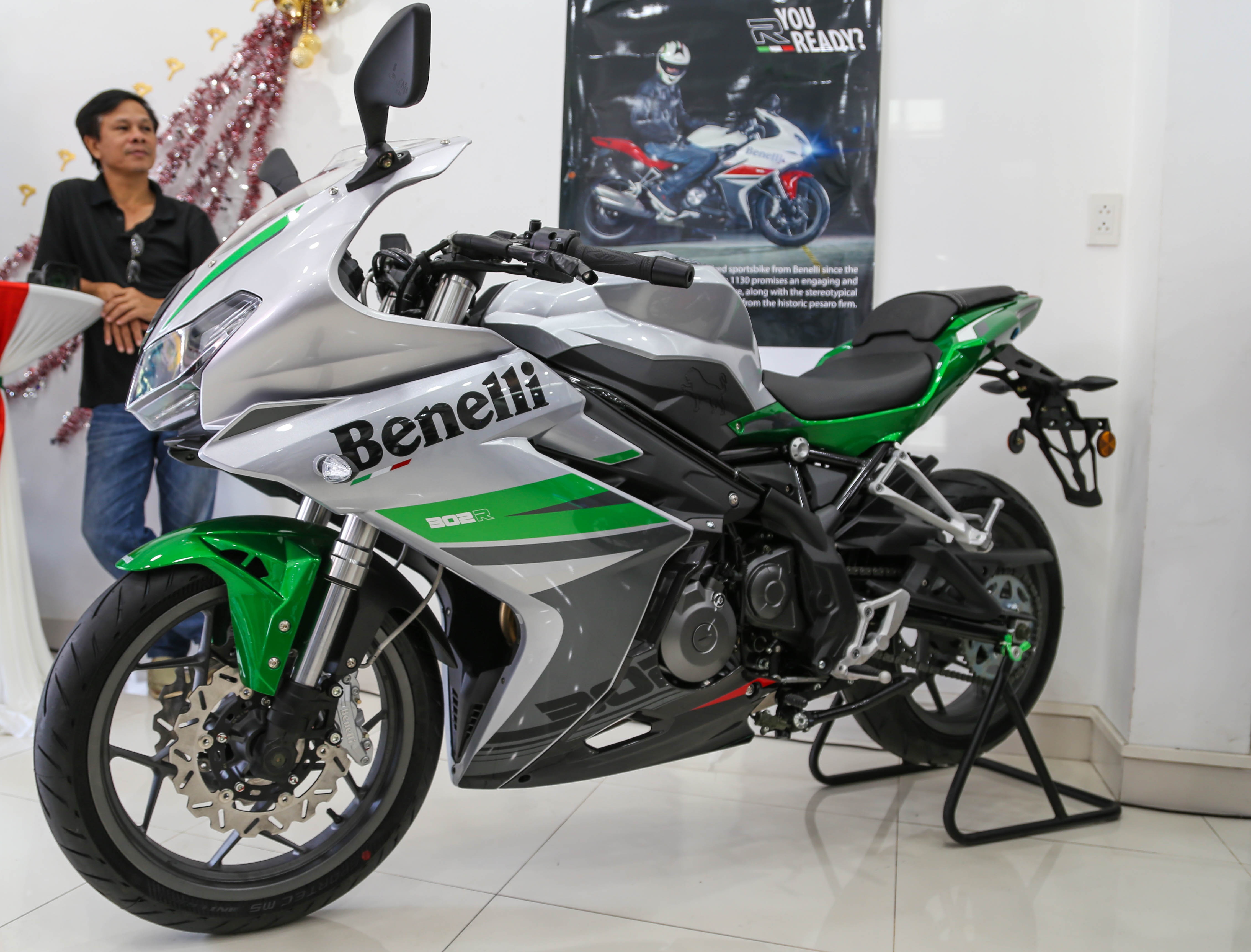 Chi tiet Benelli 302R: Doi thu Yamaha R3, gia 109 trieu hinh anh