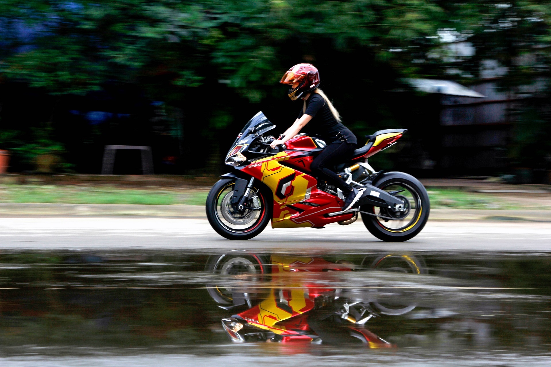 Nu biker Sai Gon chay Ducati anh 9