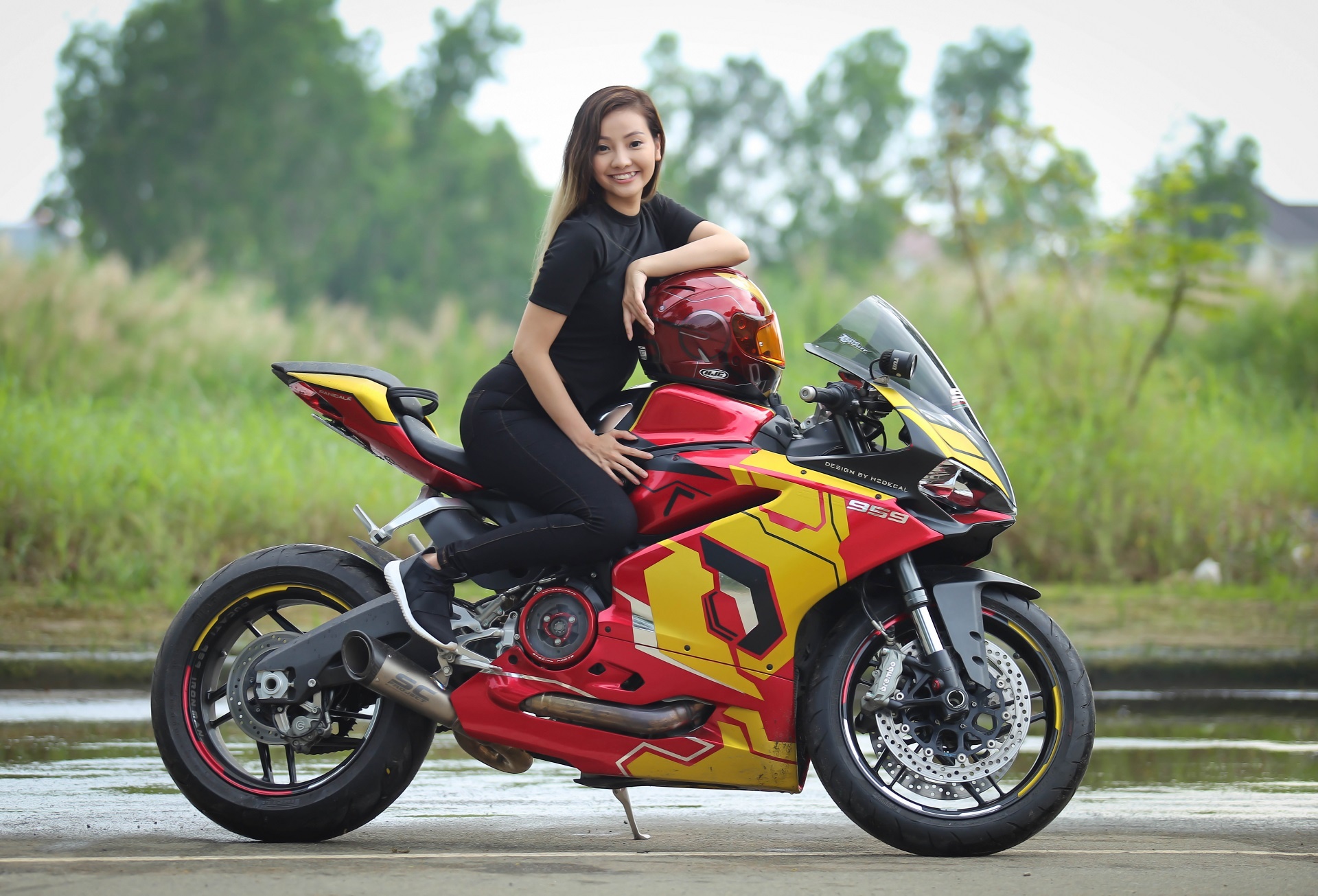 Nu biker Sai Gon chay Ducati anh 12