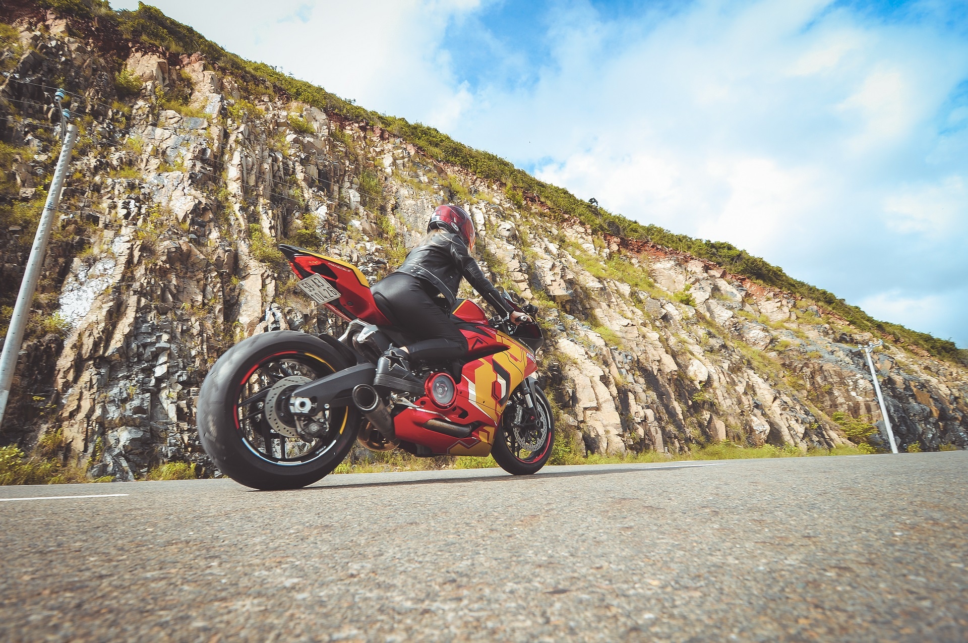 Nu biker Sai Gon chay Ducati anh 10