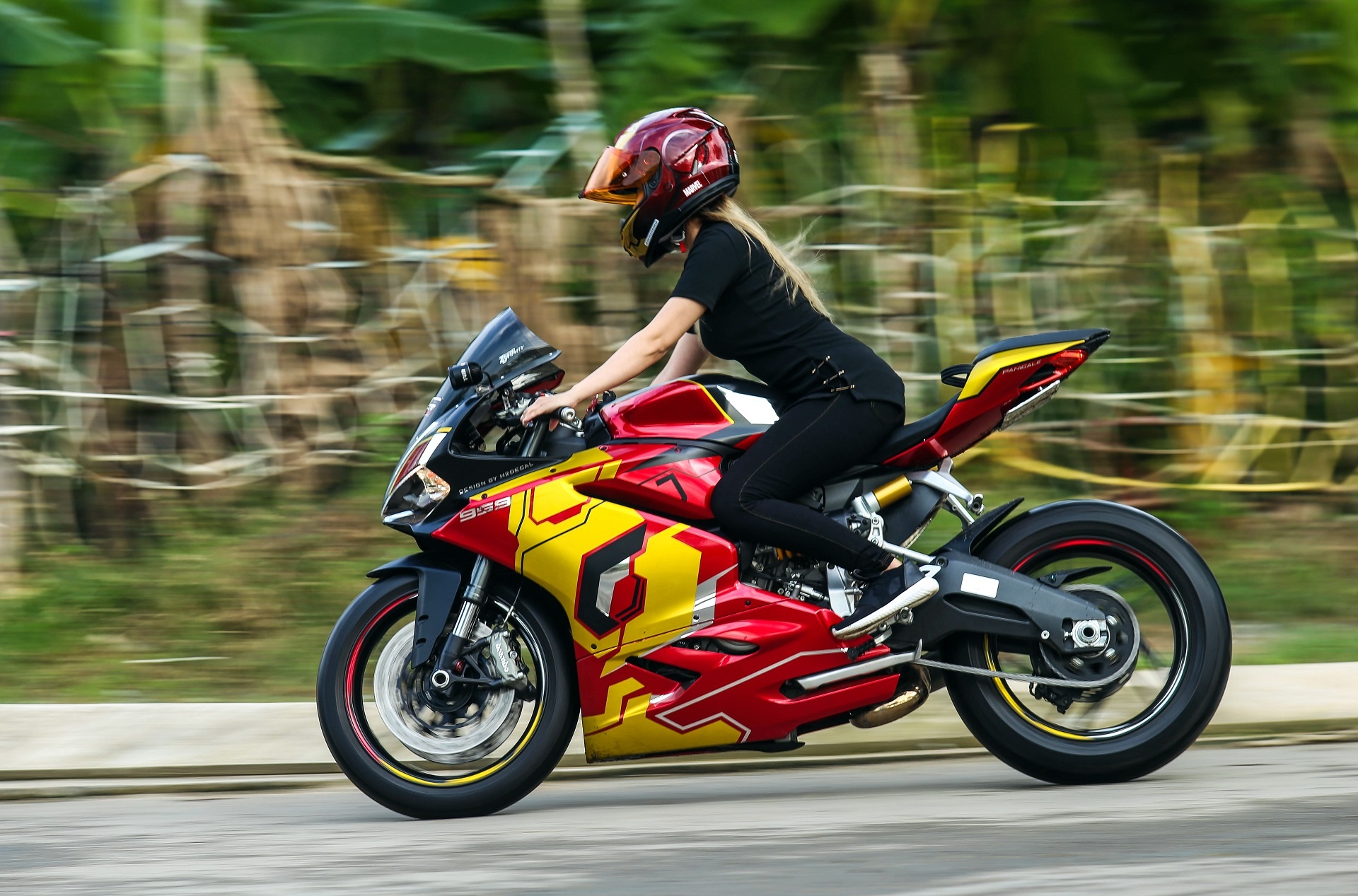 Nu biker Sai Gon chay Ducati anh 4