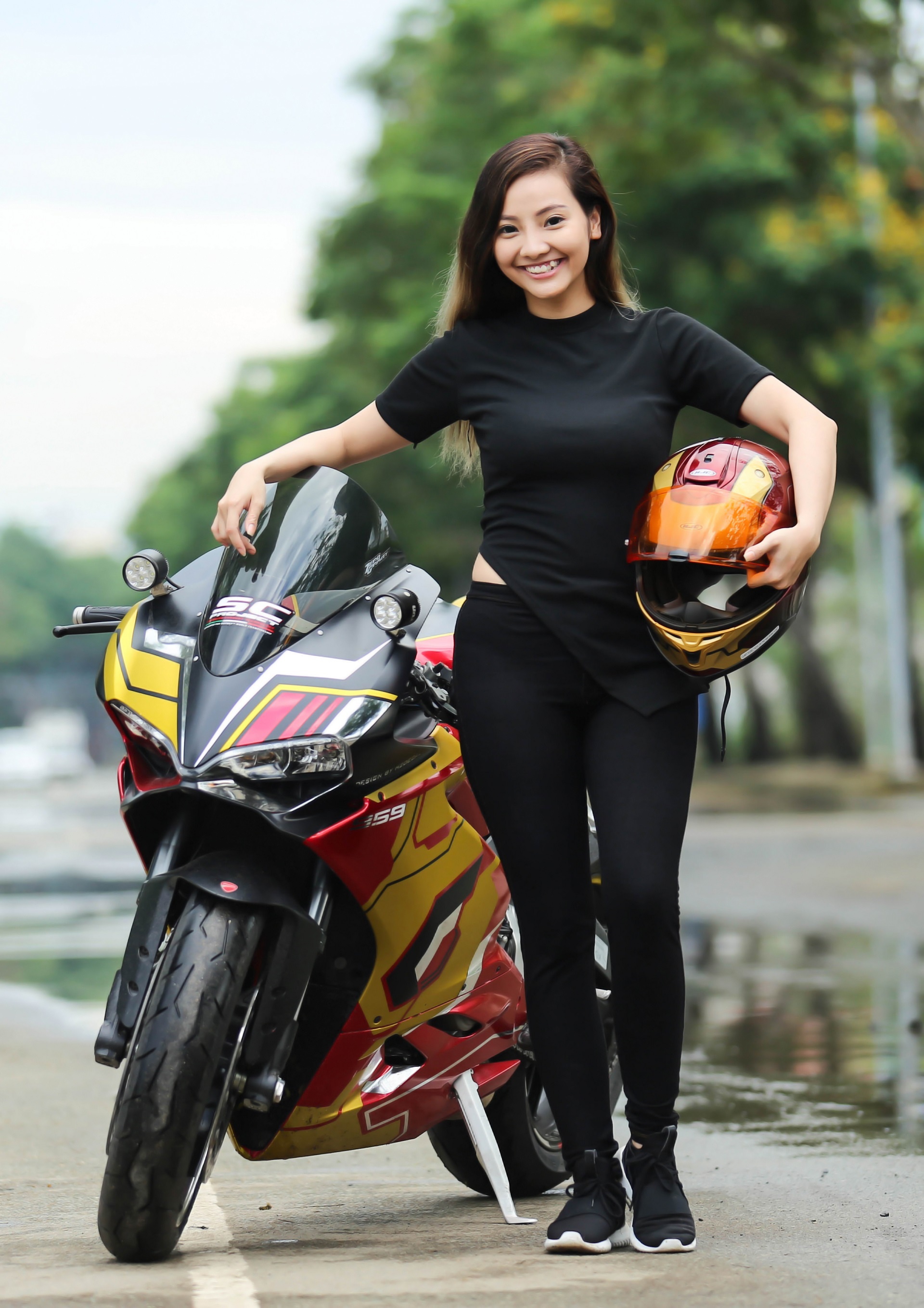 Nu biker Sai Gon chay Ducati anh 6