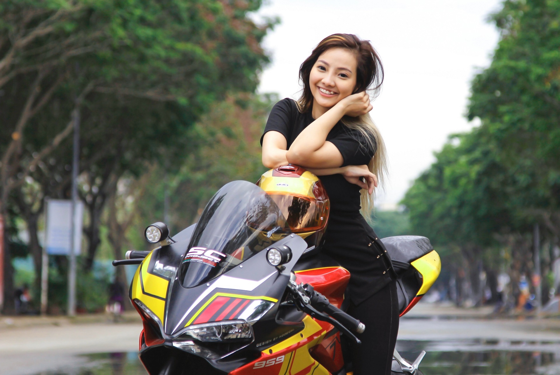 Nu biker Sai Gon chay Ducati anh 8