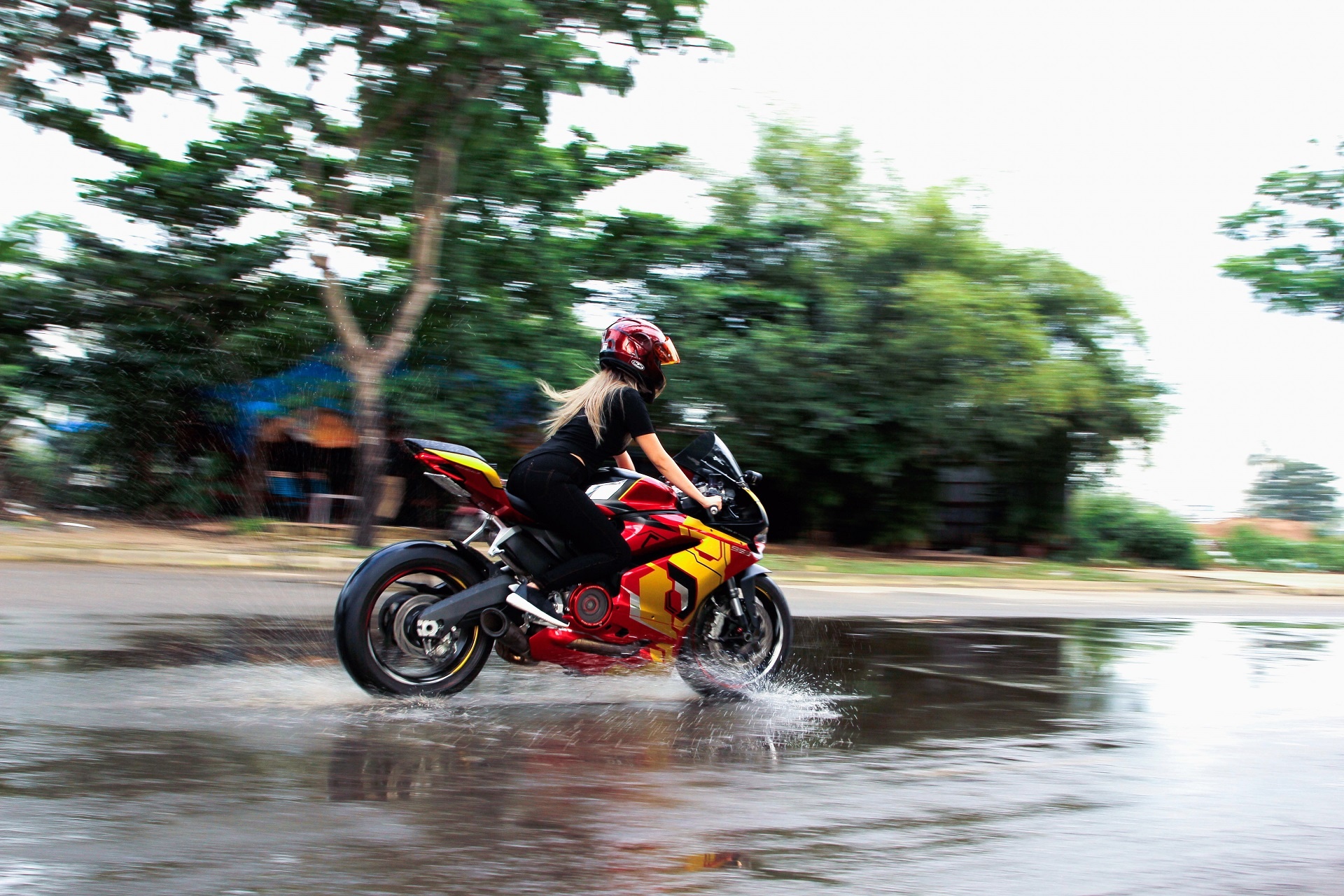 Nu biker Sai Gon chay Ducati anh 7