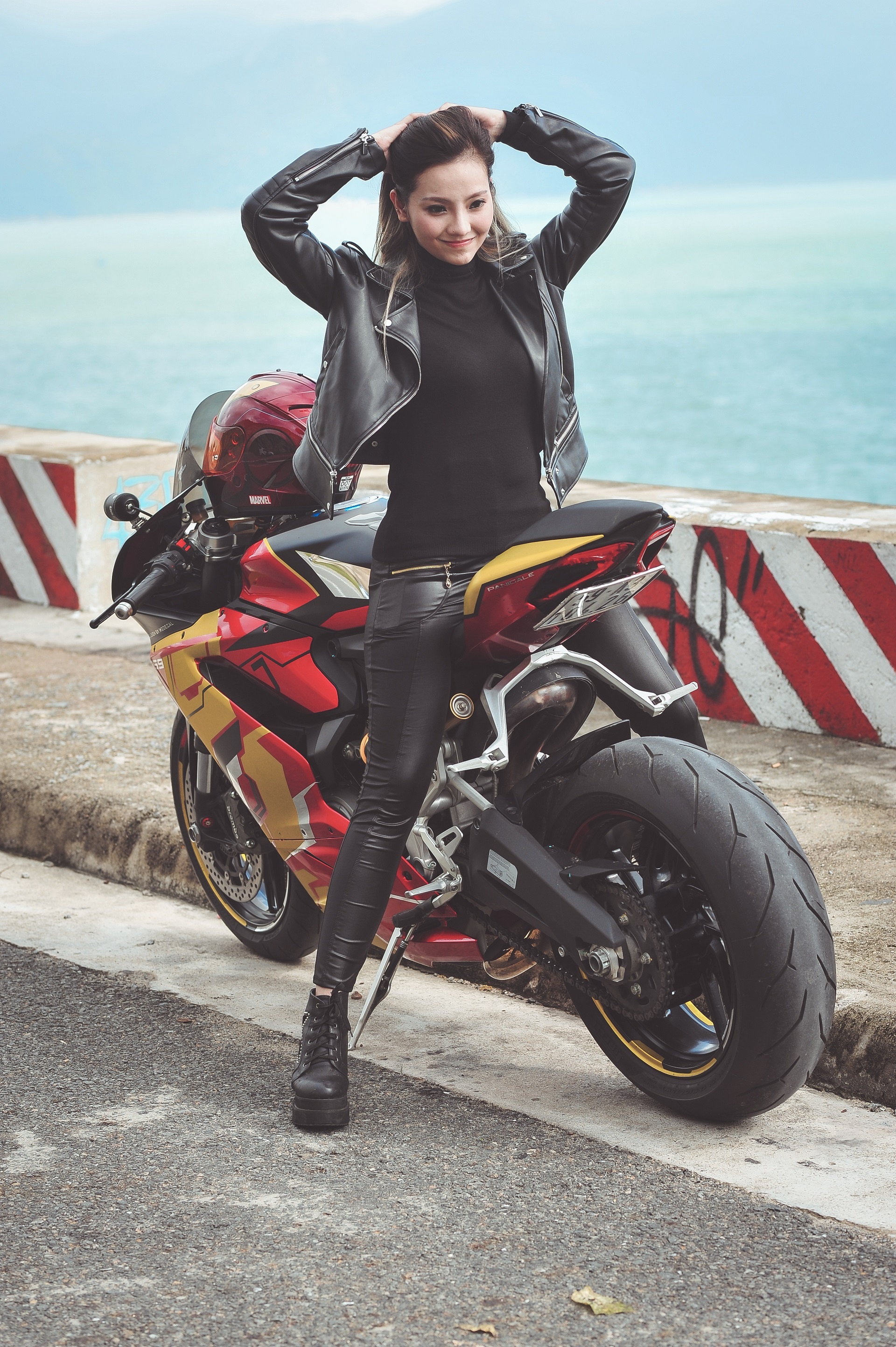 Nu biker Sai Gon chay Ducati anh 11