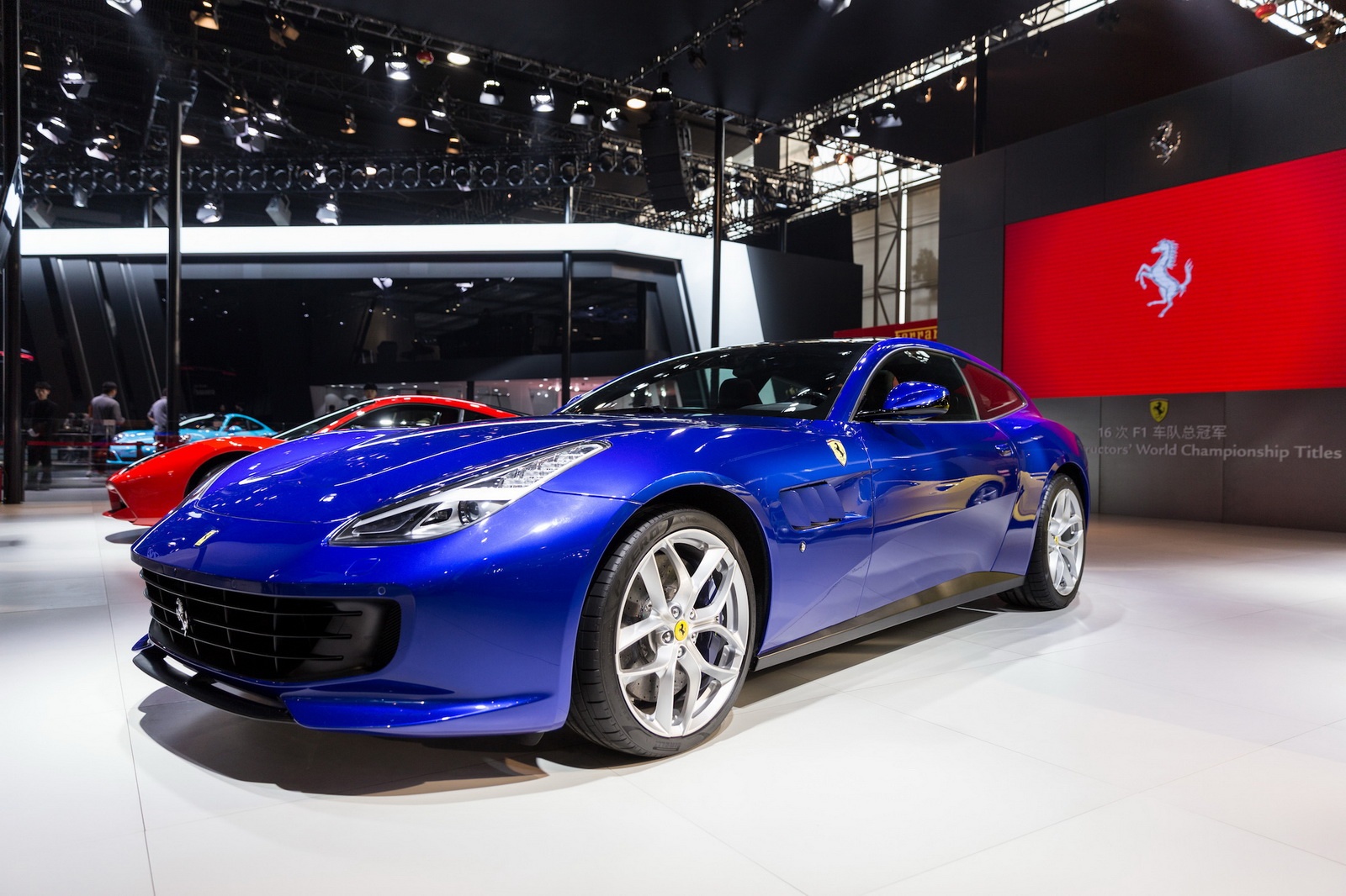 Ferrari GTC4 Lusso T anh 3