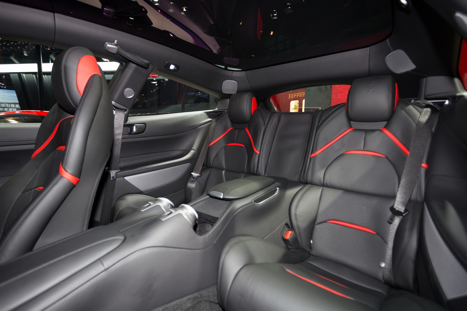 Ferrari GTC4 Lusso T anh 2