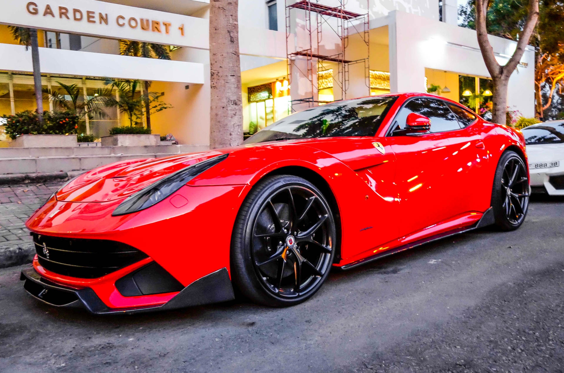 Cuong Do La gay chu y voi sieu xe Ferrari F12 do DMC hinh anh