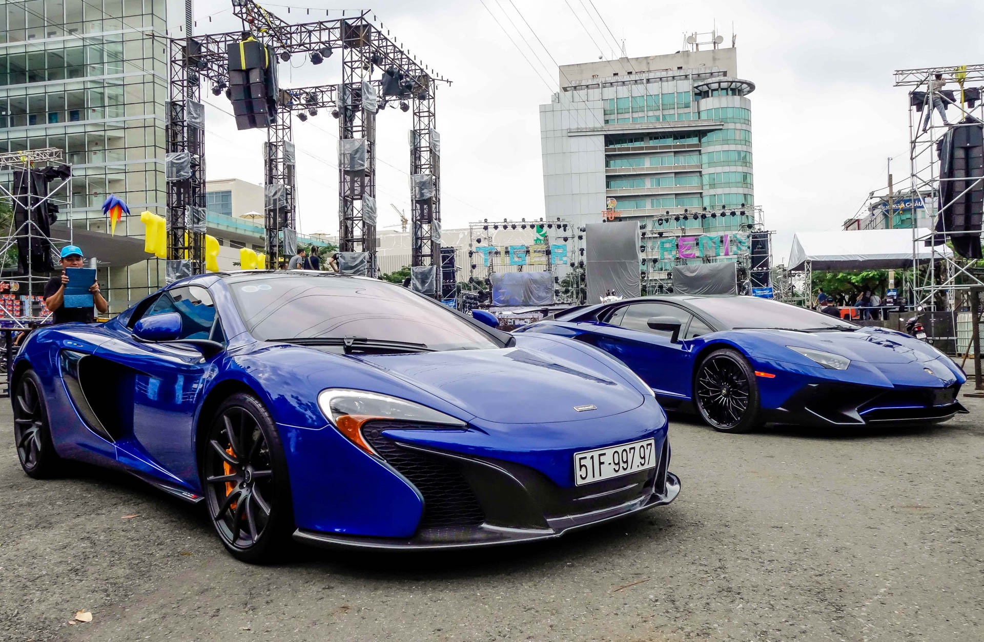 Minh Nhua khoe hai sieu xe cung mau hinh anh