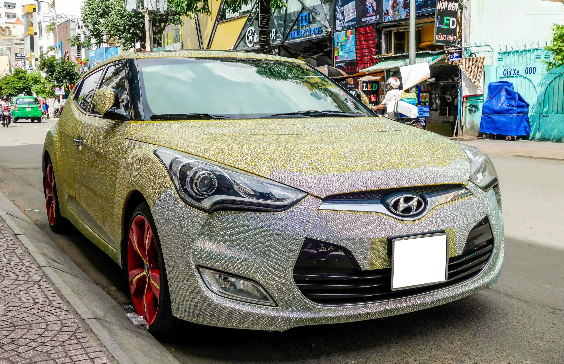 Hyundai Veloster dinh hang nghin vien pha le o Sai Gon hinh anh