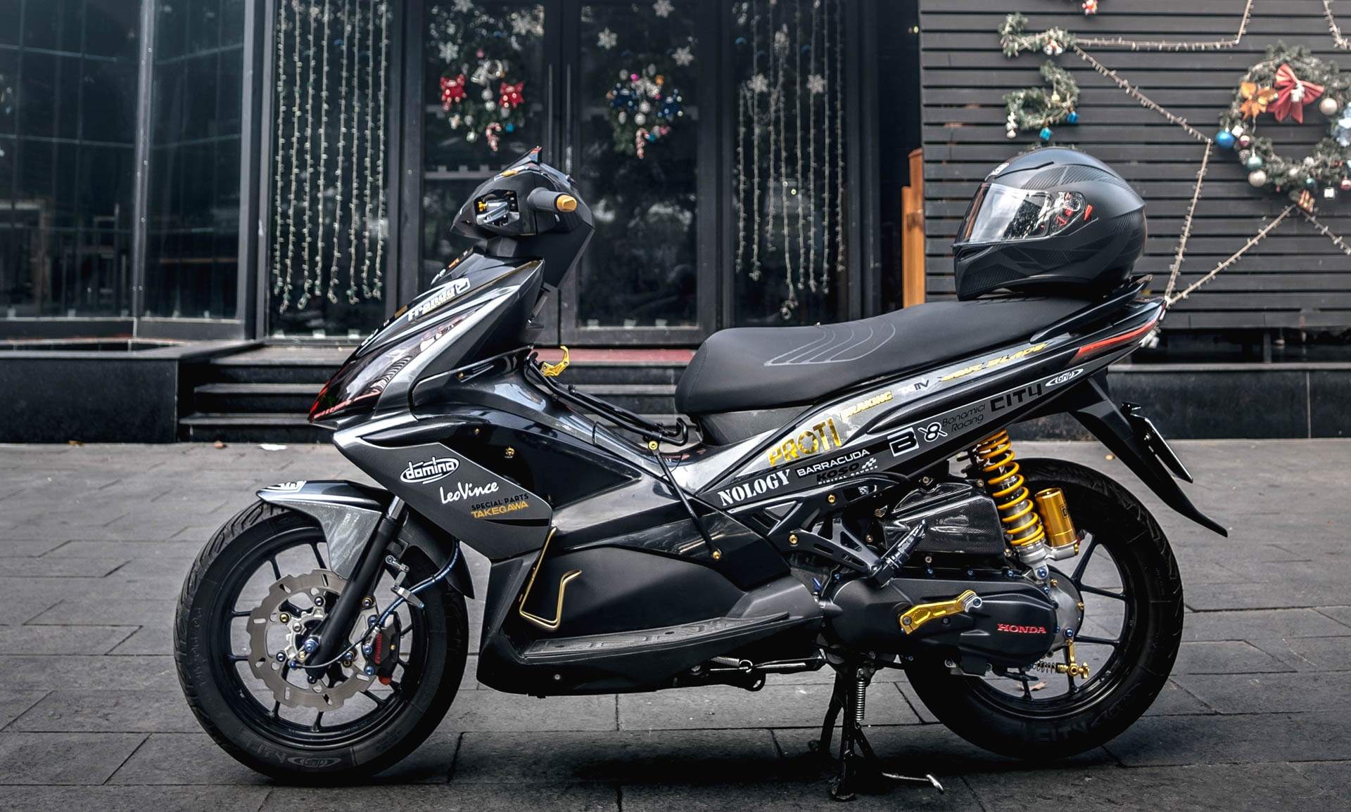 Honda Air Blade doi cu lot xac nho do choi hang hieu hinh anh