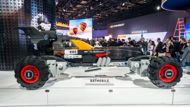 Xe Batmobile khong lo xep tu gan 350.000 mieng Lego hinh anh
