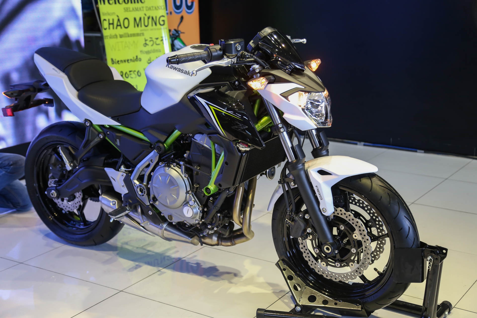 Chi tiet nakedbike gia mem Kawasaki Z650 vua ra mat tai VN hinh anh