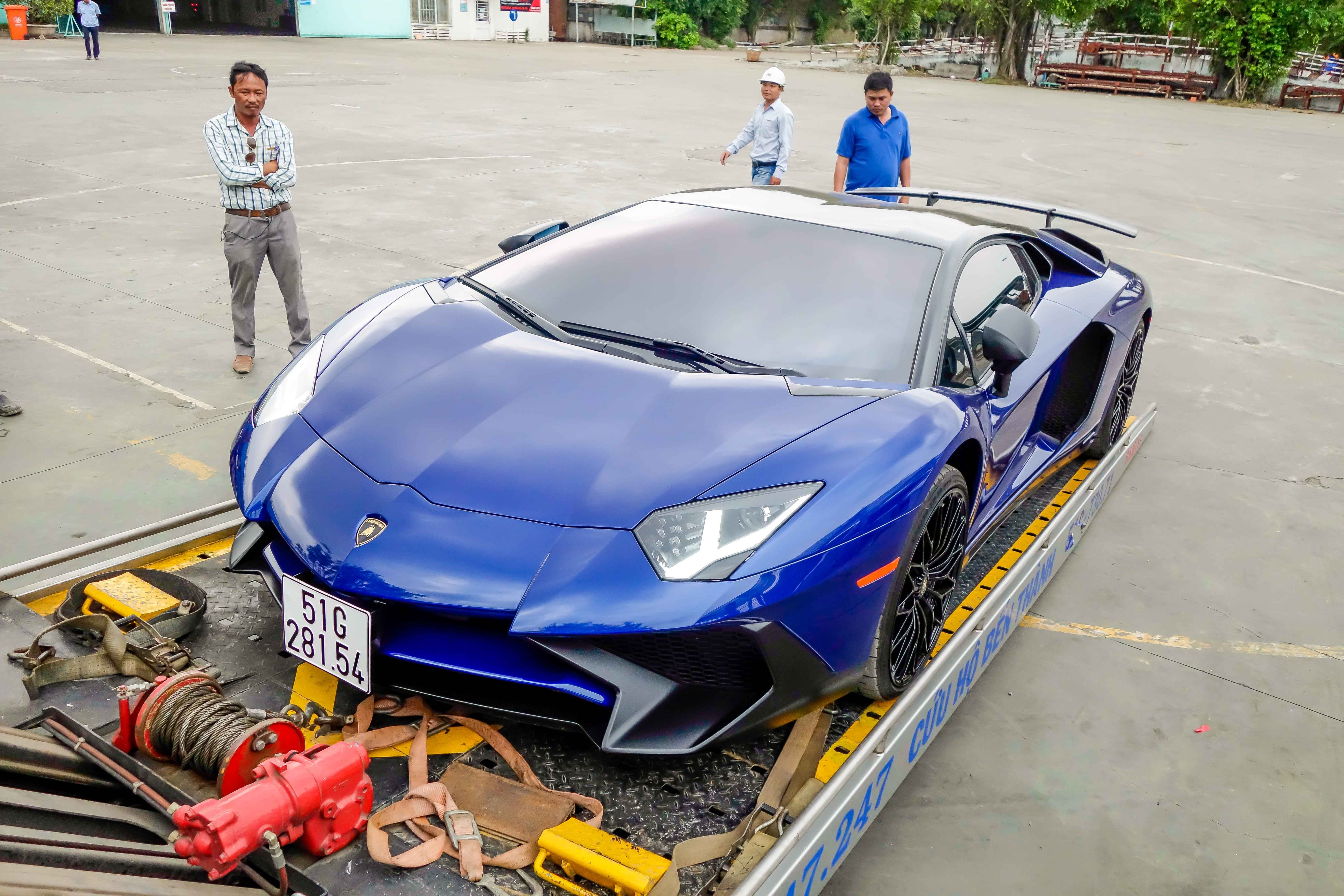 Sieu xe Lamborghini 35 ty cua Minh Nhua ra bien trang hinh anh