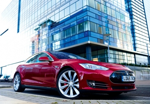 Tesla lang le ra mat chiec xe dien chay xa nhat the gioi hinh anh