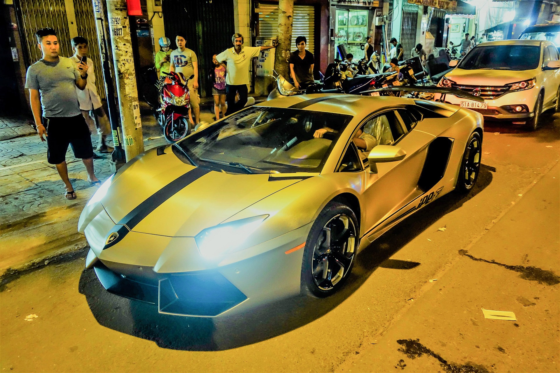 Dem sieu xe Lamborghini tu Da Nang vao Sai Gon do choi Tet hinh anh