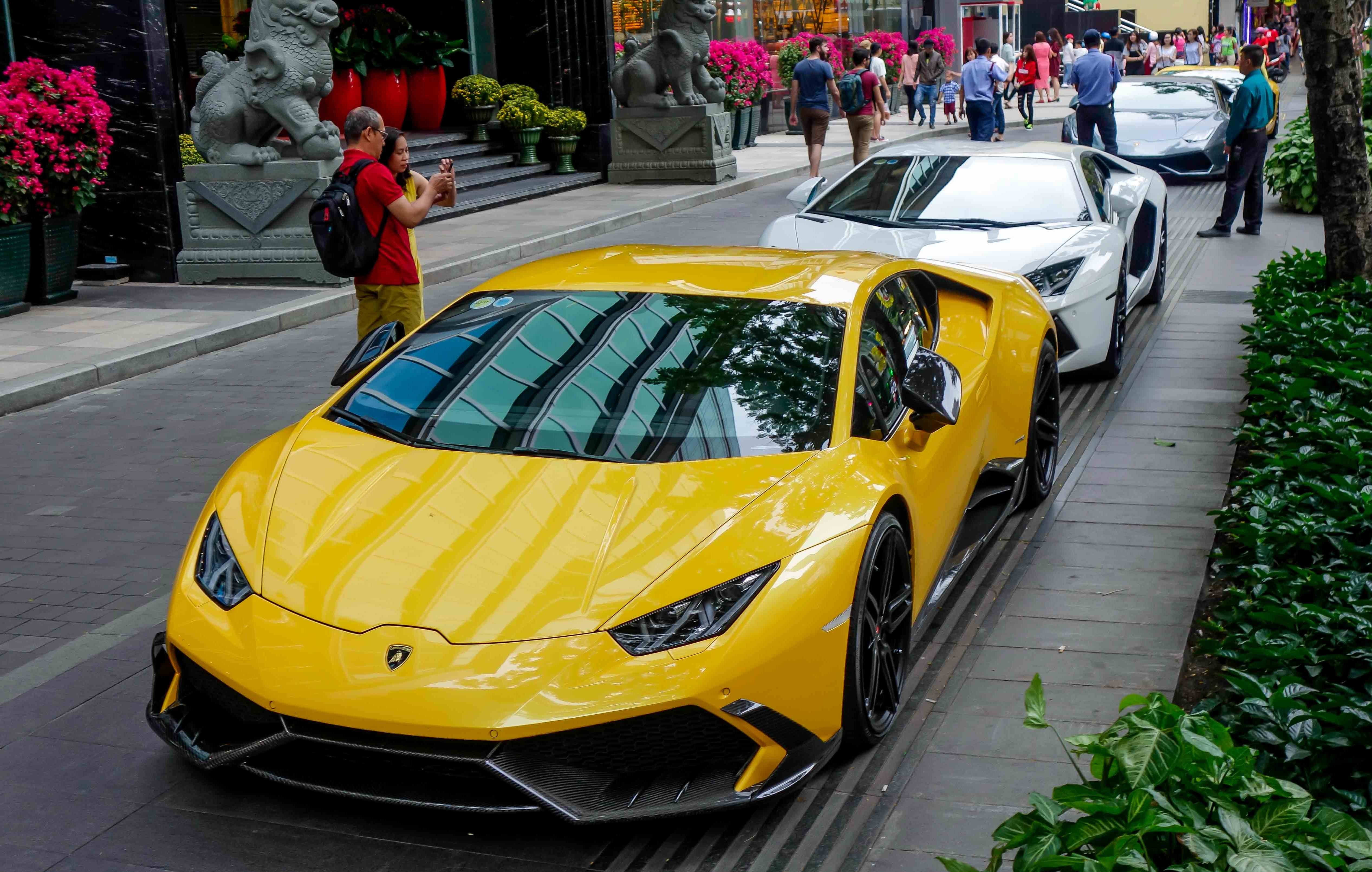Cuong Do La choi Tet bang Lamborghini anh 1