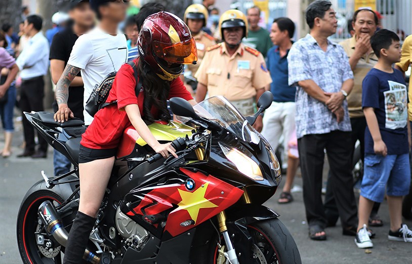 Co gai Sai Gon lai sieu moto di xem bong da hinh anh