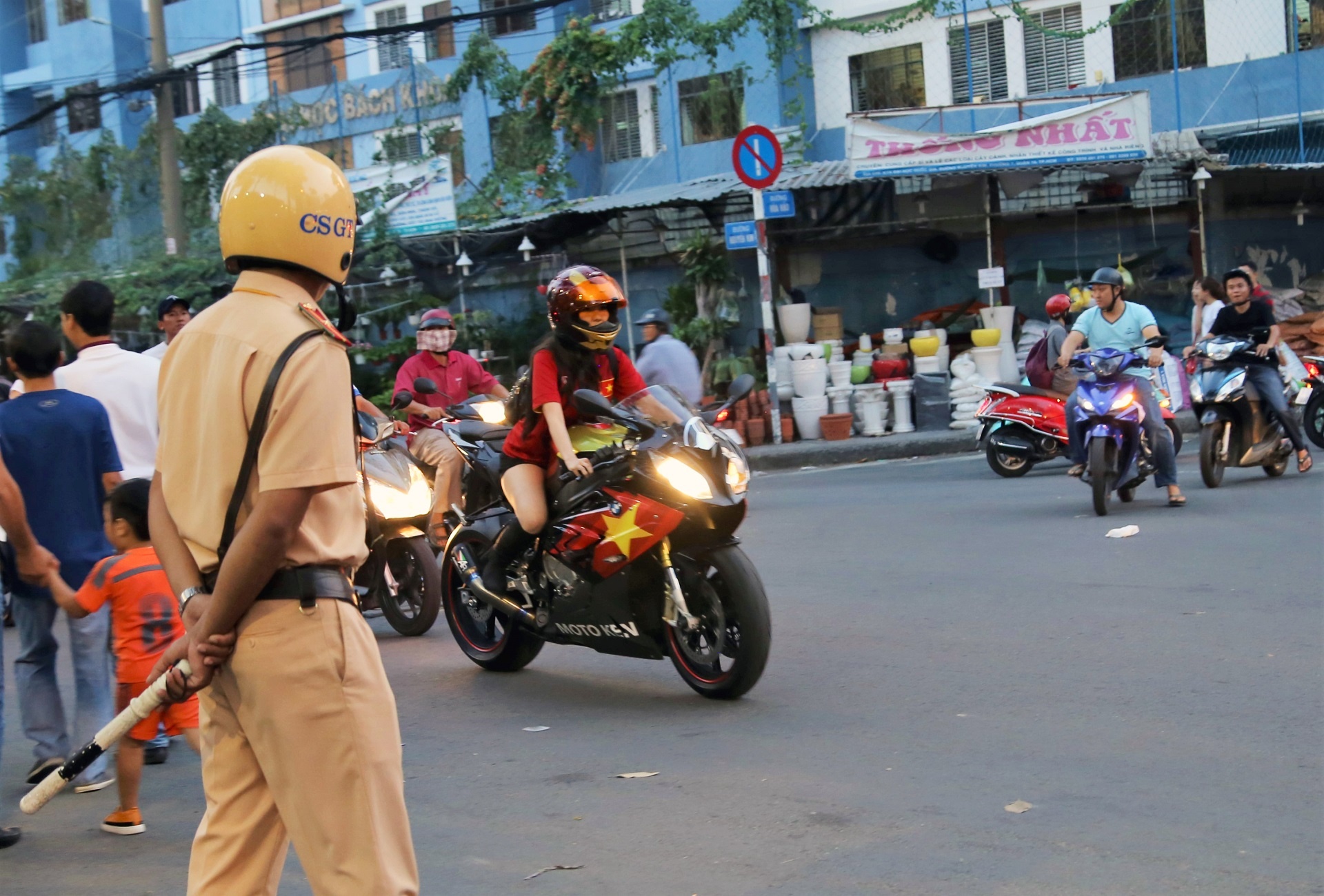 co gai lai sieu moto di xem da bong anh 1