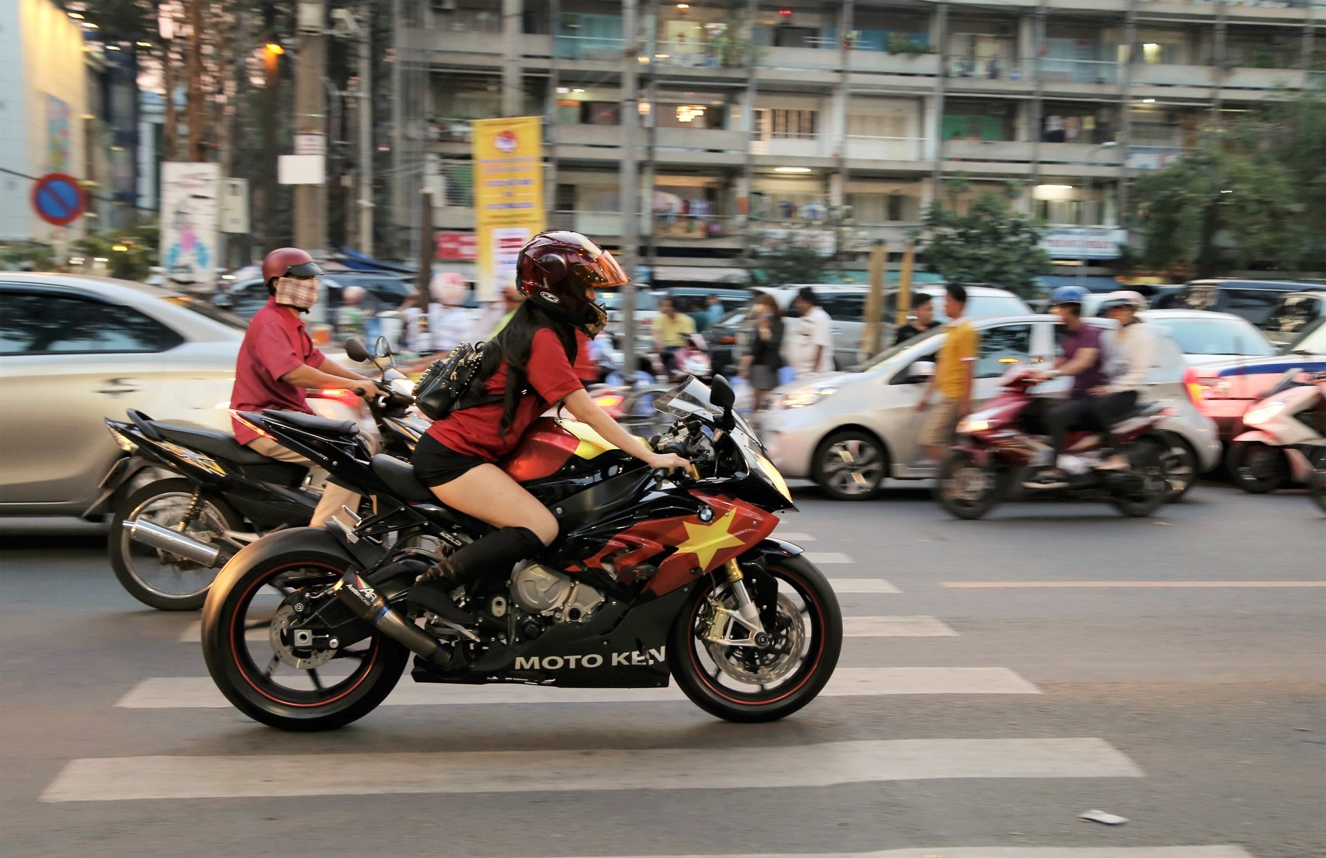 co gai lai sieu moto di xem da bong anh 2