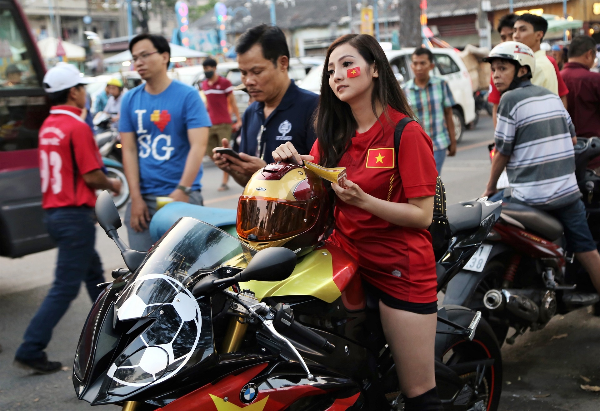co gai lai sieu moto di xem da bong anh 5