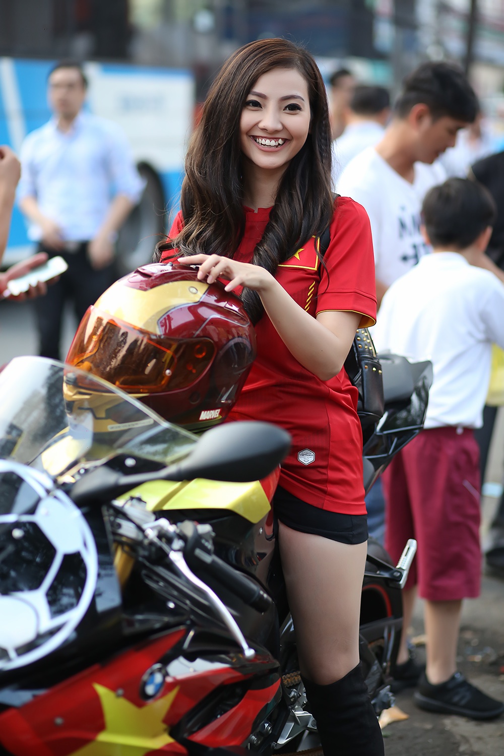 co gai lai sieu moto di xem da bong anh 6