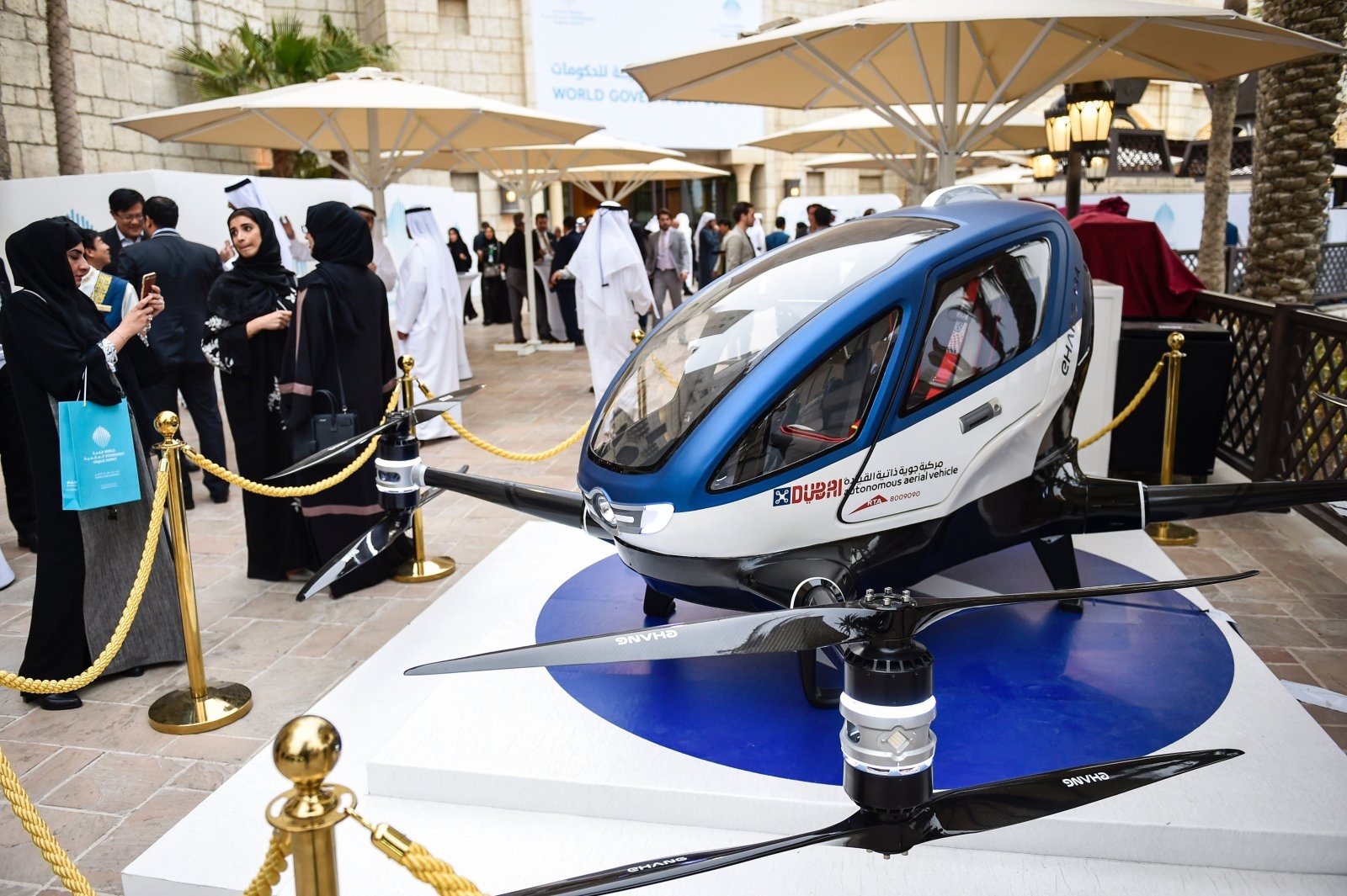 Dubai co taxi bay vao mua he 2017 hinh anh