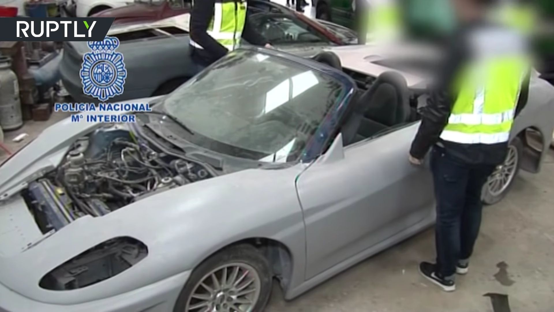 Ba nguoi bi bat vi san xuat Ferrari va Lamborghini nhai hinh anh