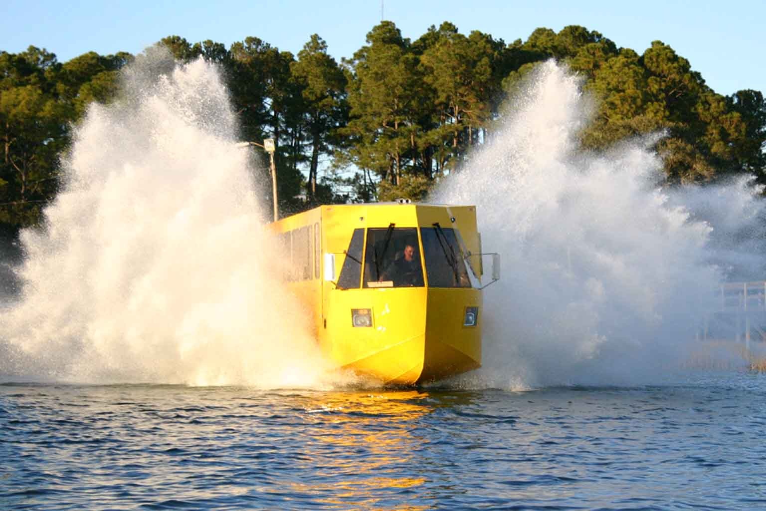 xe buyt tren song o Sai Gon anh 11