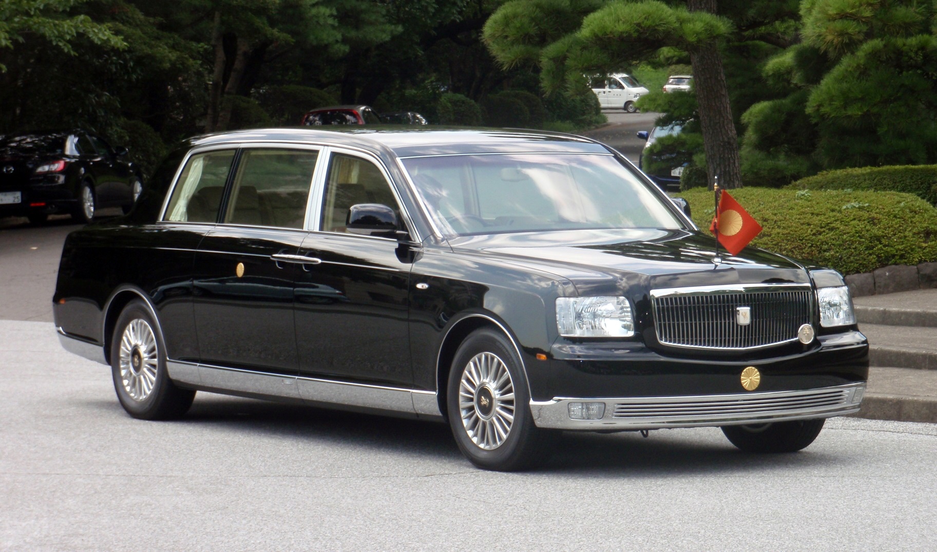Toyota Century Royal - xe chong dan cho Hoang gia Nhat hinh anh