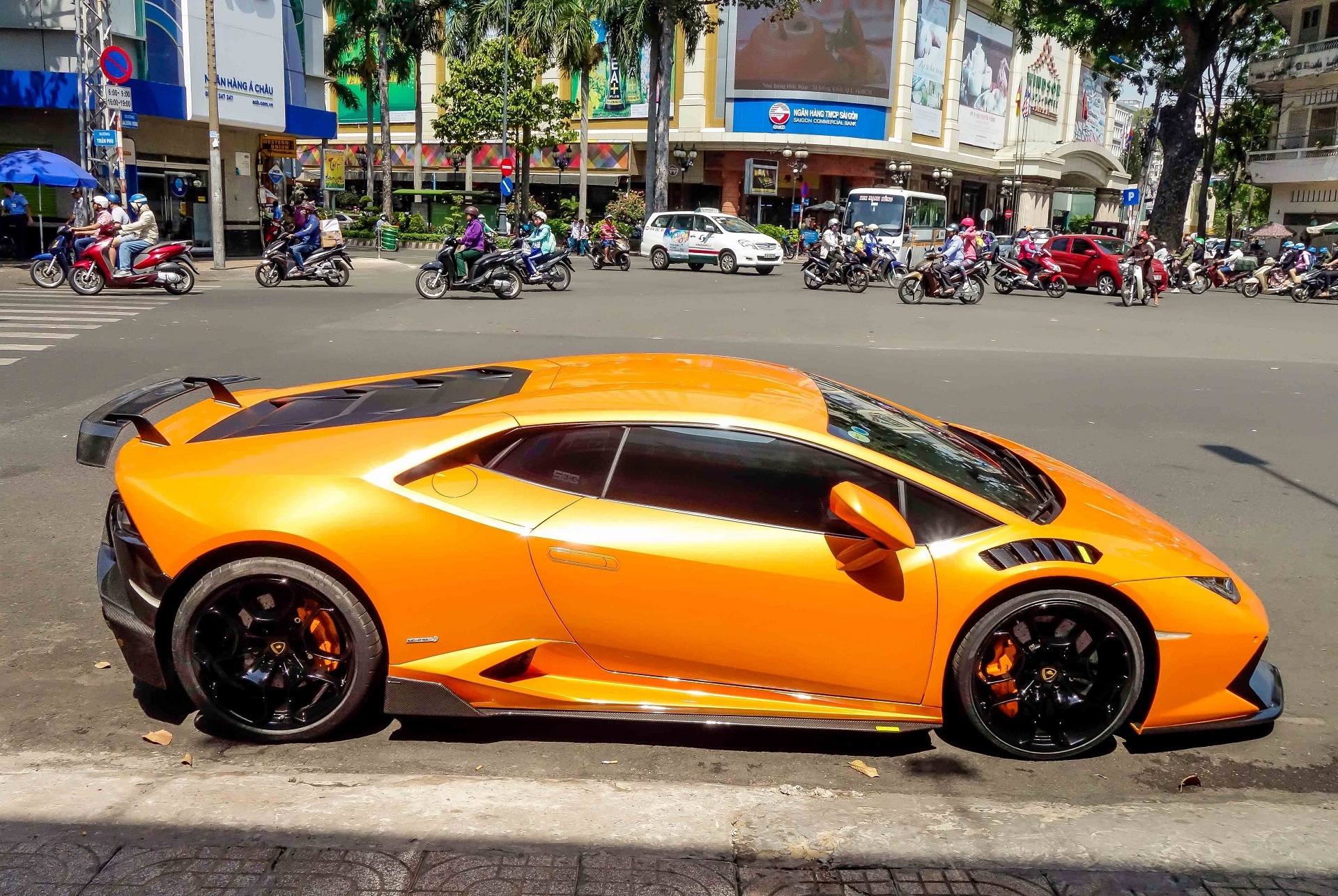 Sieu xe Lamborghini Huracan do kieu xe dua o Sai Gon hinh anh
