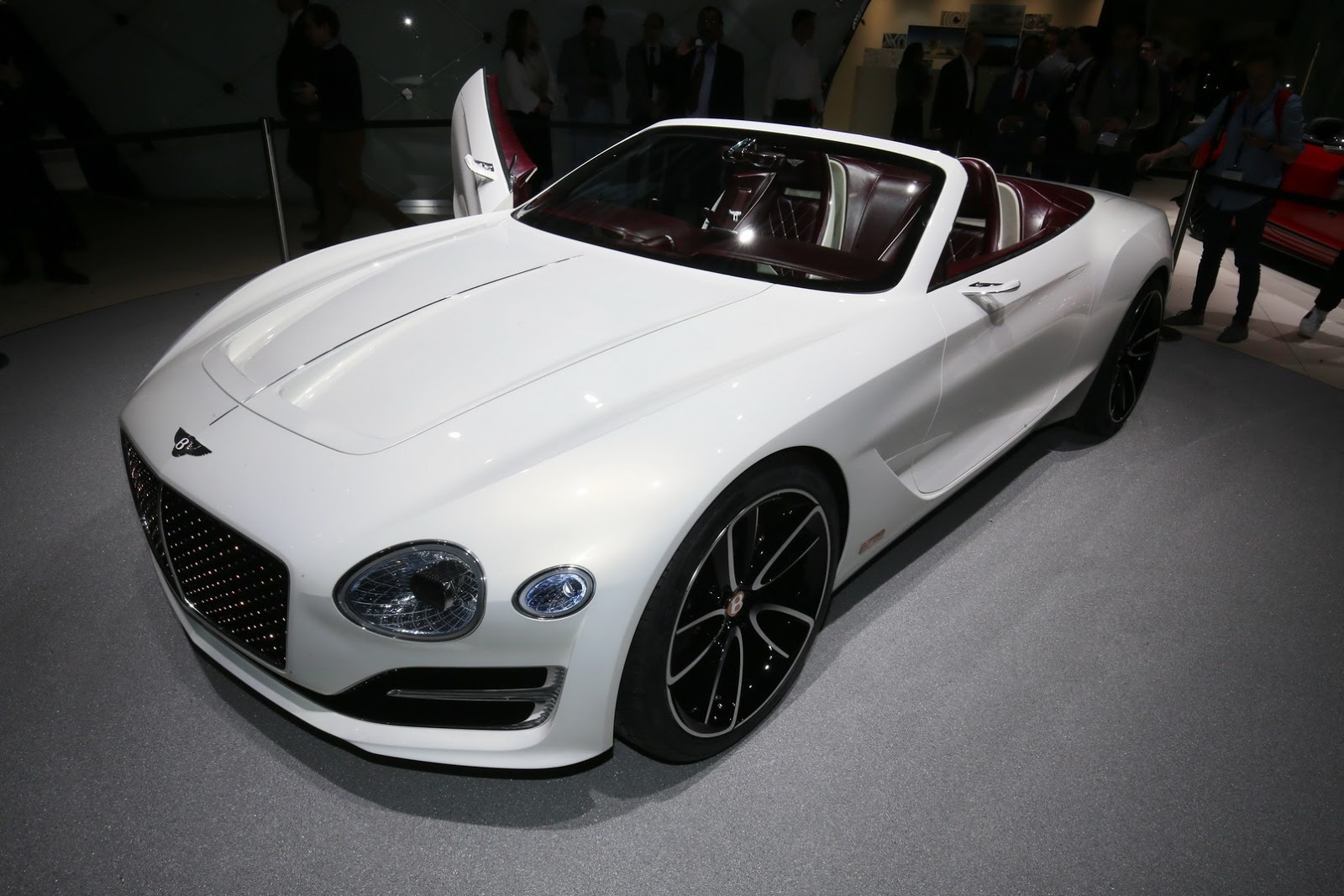 Bentley ra mat sieu xe dien moi hinh anh