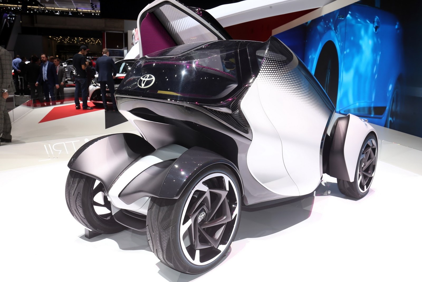 Toyata i-TRIL ra mat anh 4