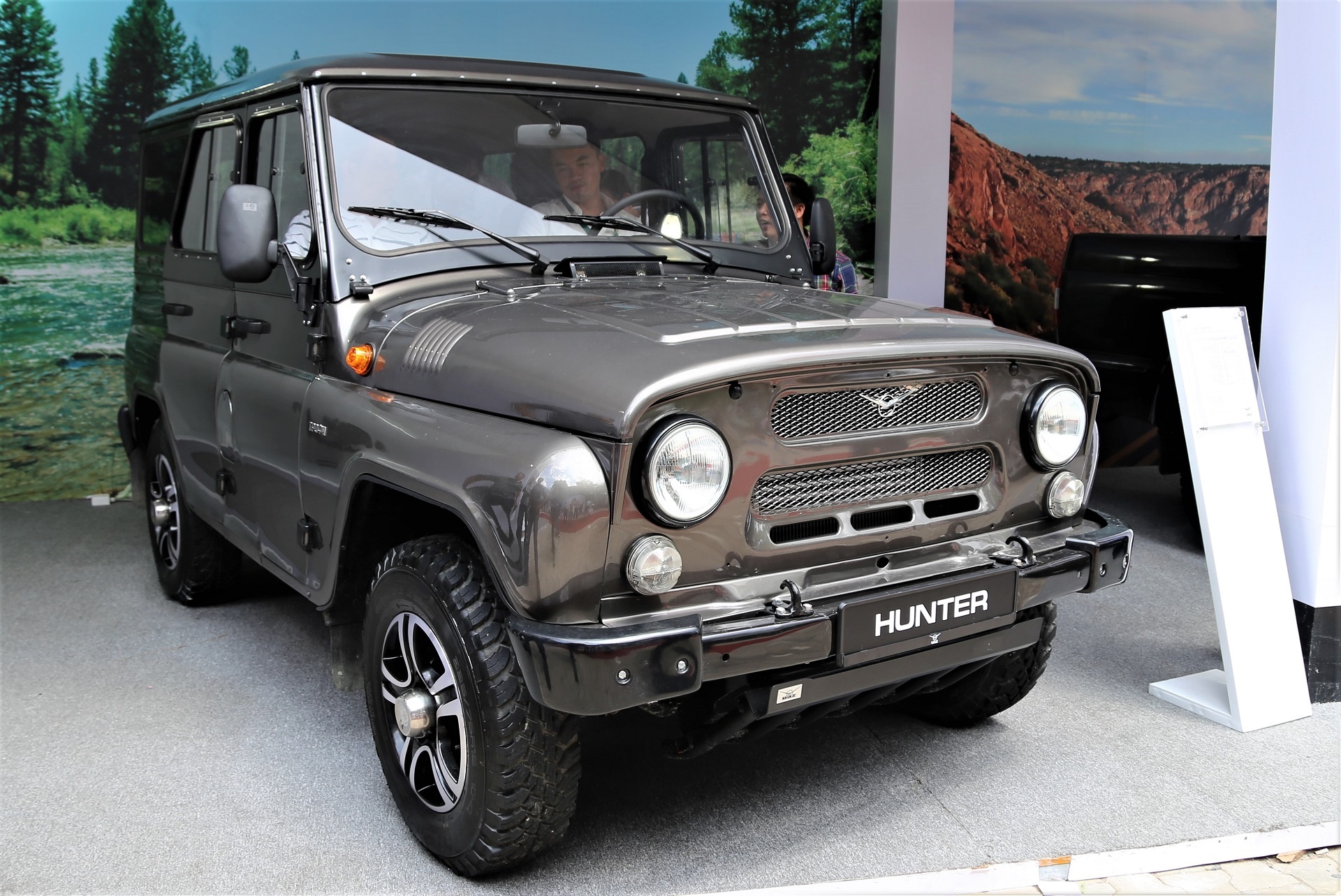 Vi sao UAZ Hunter co gia len toi 460 trieu dong tai Viet Nam? hinh anh