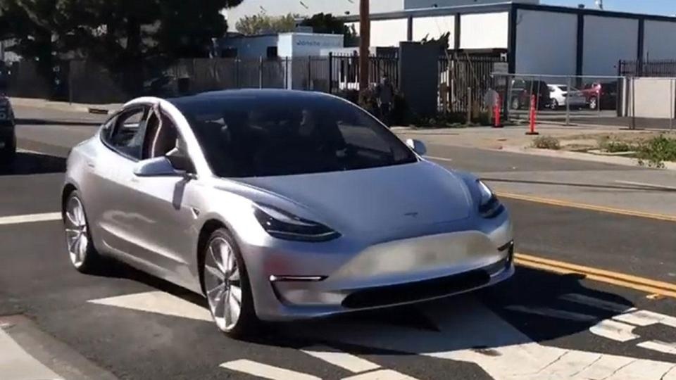 Tesla Model 3 lo dien tren duong chay thu hinh anh