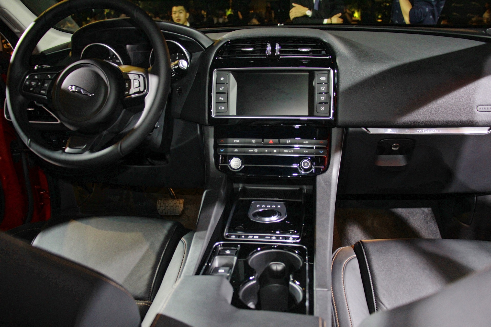 Jaguar F-Pace ra mat tai Viet Nam anh 7