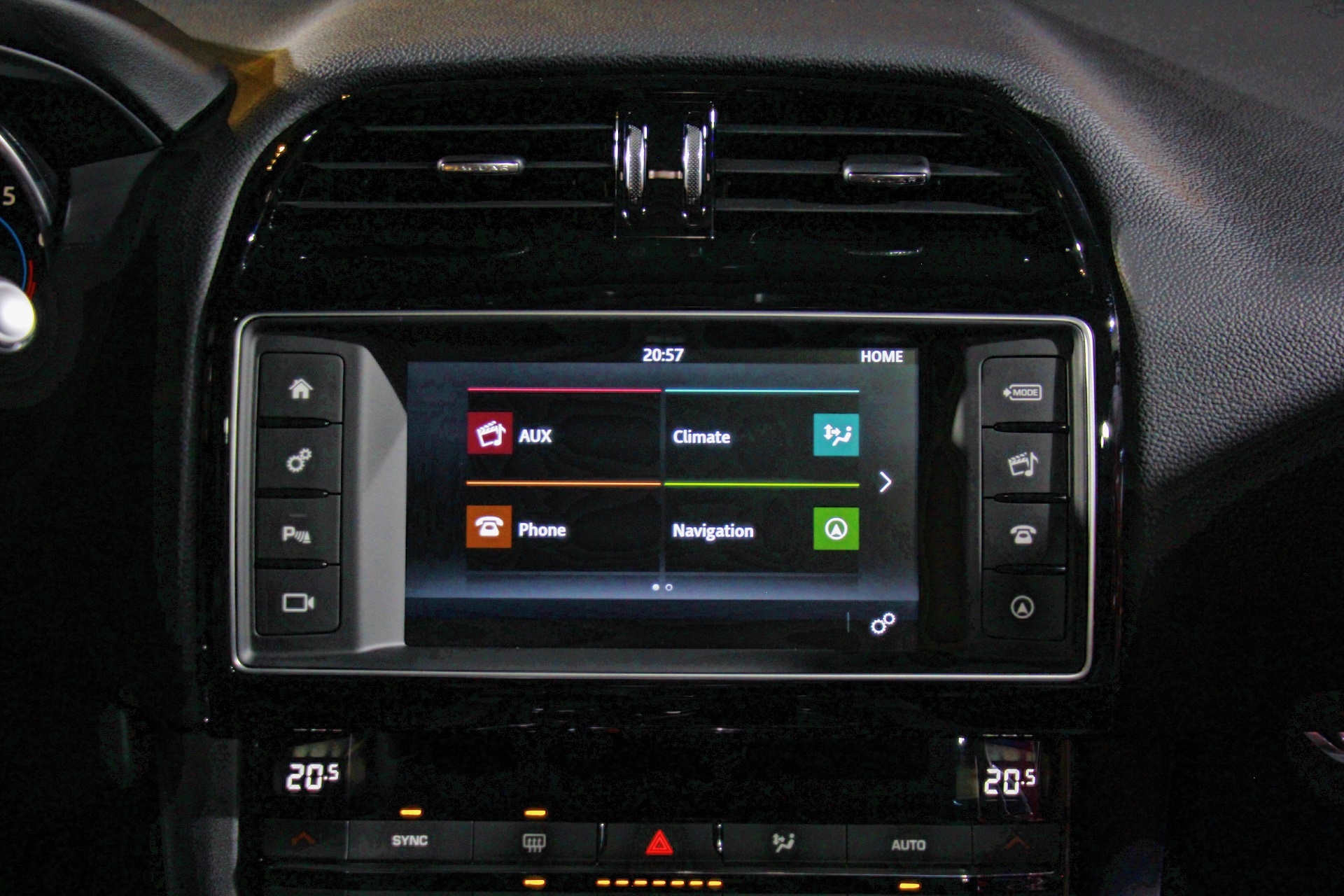 Jaguar F-Pace ra mat tai Viet Nam anh 9