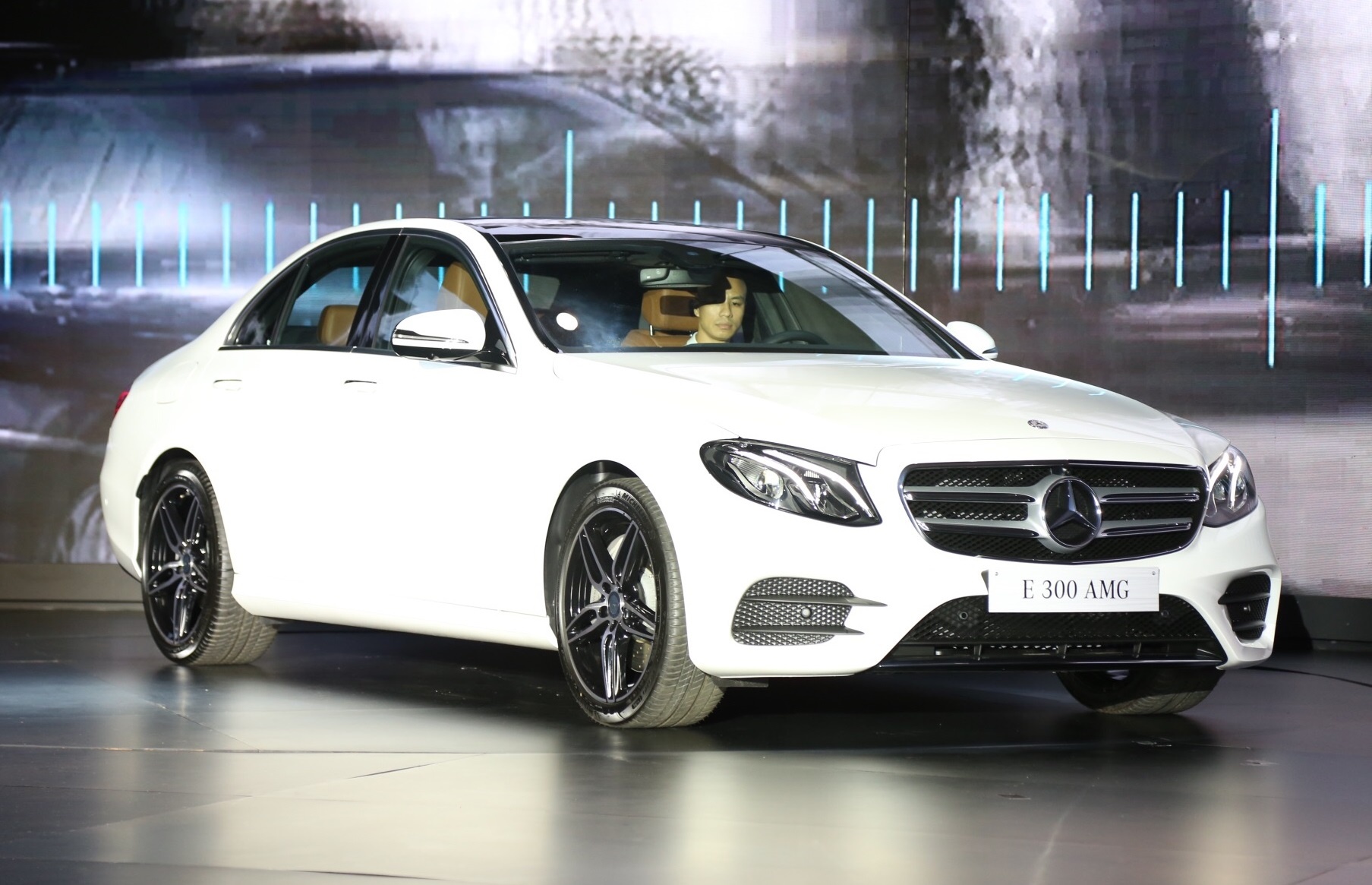 trieu hoi Mercedes Viet Nam anh 1