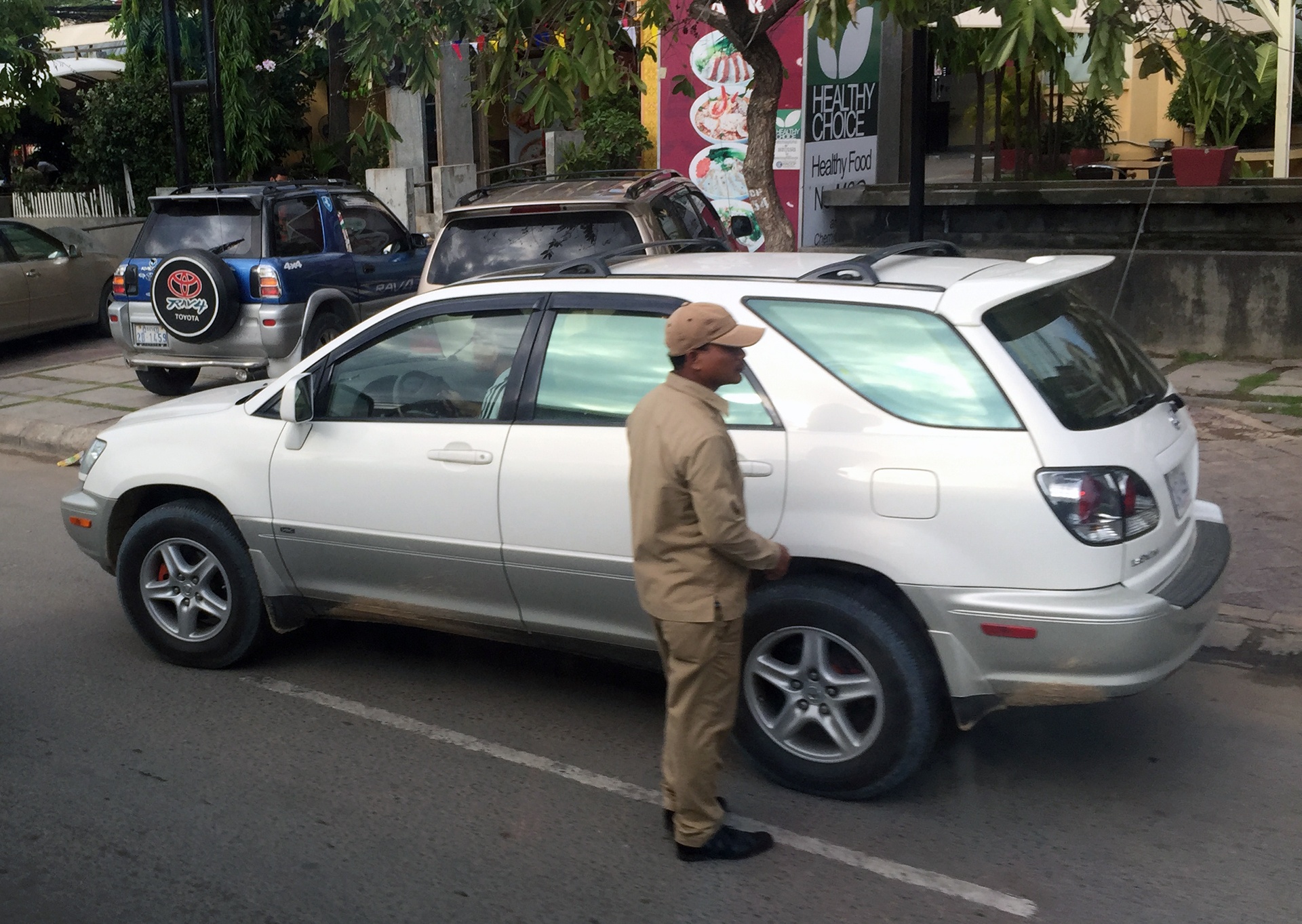 Xe sang Lexus chay day duong tai Campuchia hinh anh