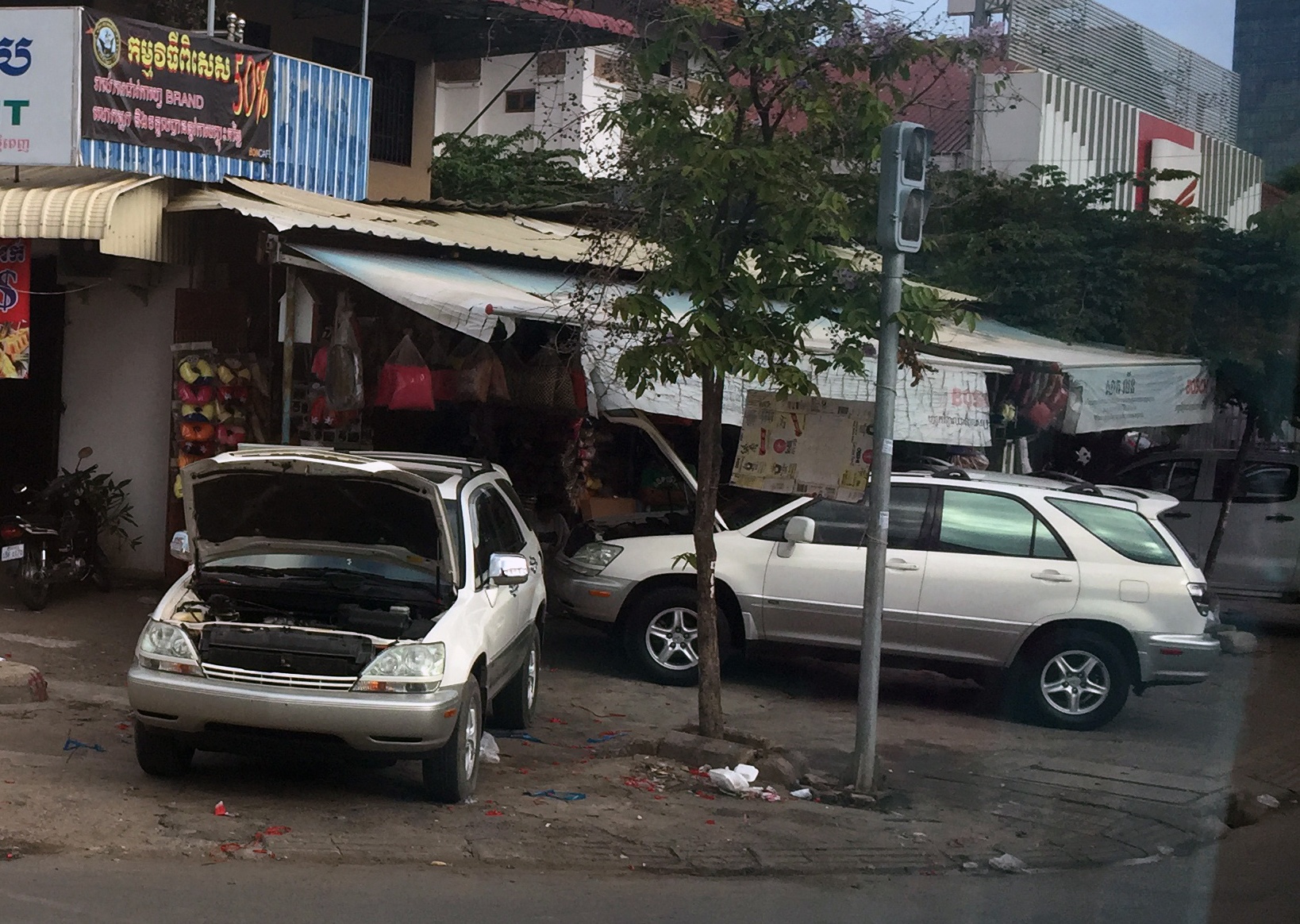 xe Lexus tai Campuchia anh 2