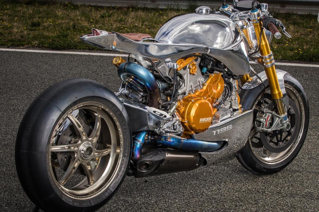 Ducati 1199 Panigale ma vang va chrome la mat hinh anh
