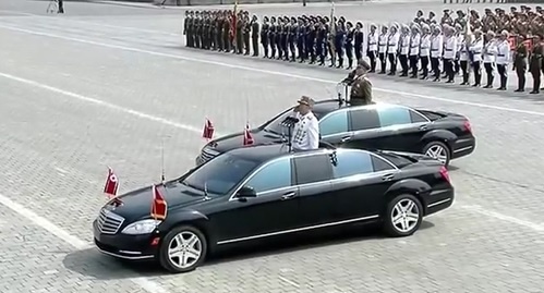 Ong Kim Jong Un dung Mercedes chong dan trong le duyet binh hinh anh