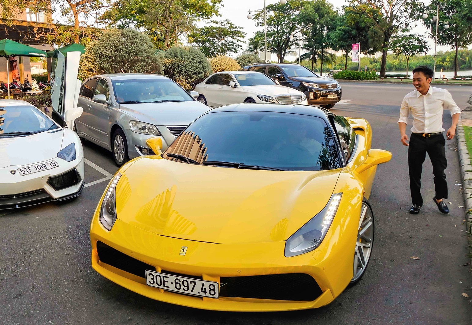 Sieu xe Ferrari 488 GTB mau vang ve tay Cuong Do La hinh anh