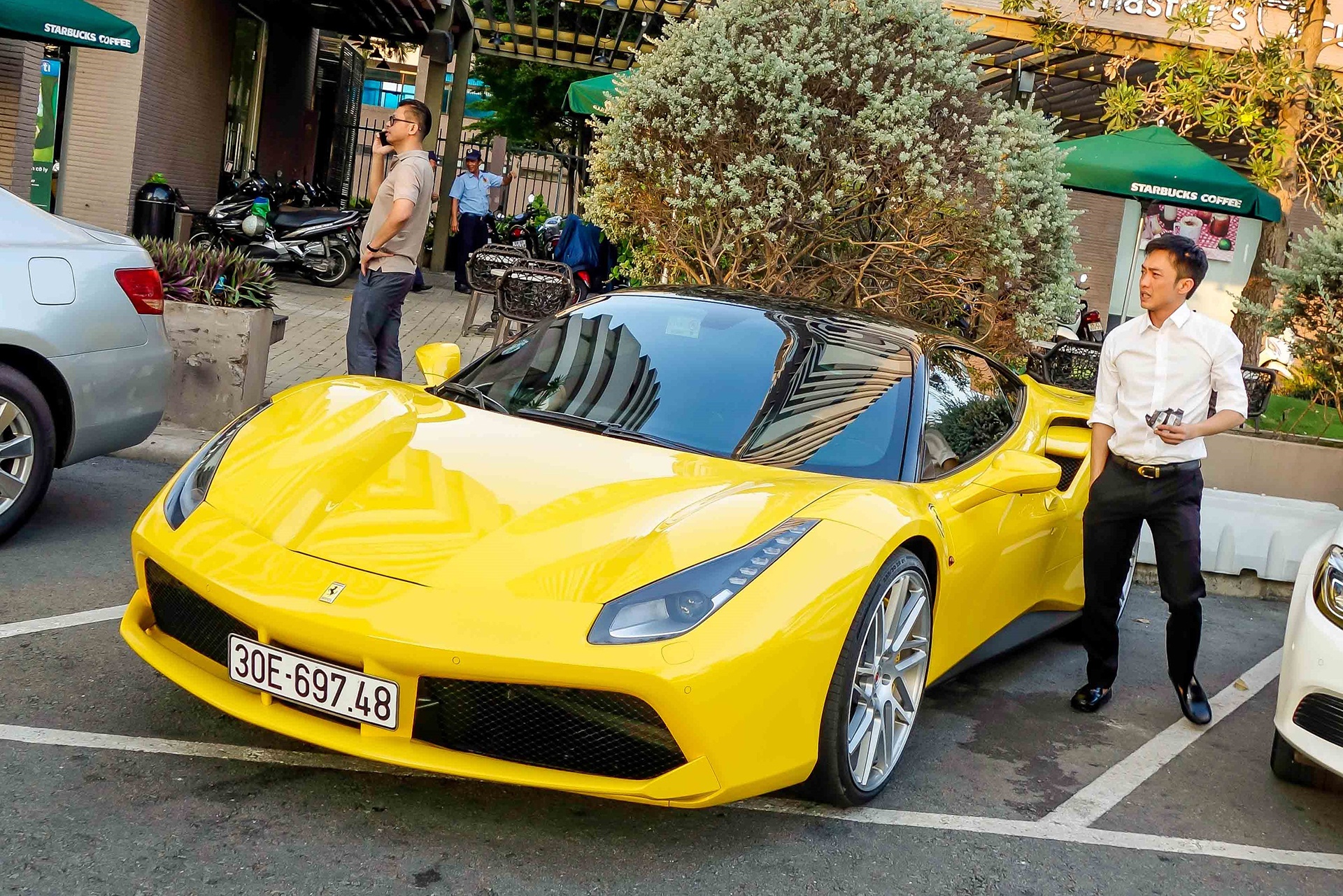 Ferrari cua Cuong Do La anh 2