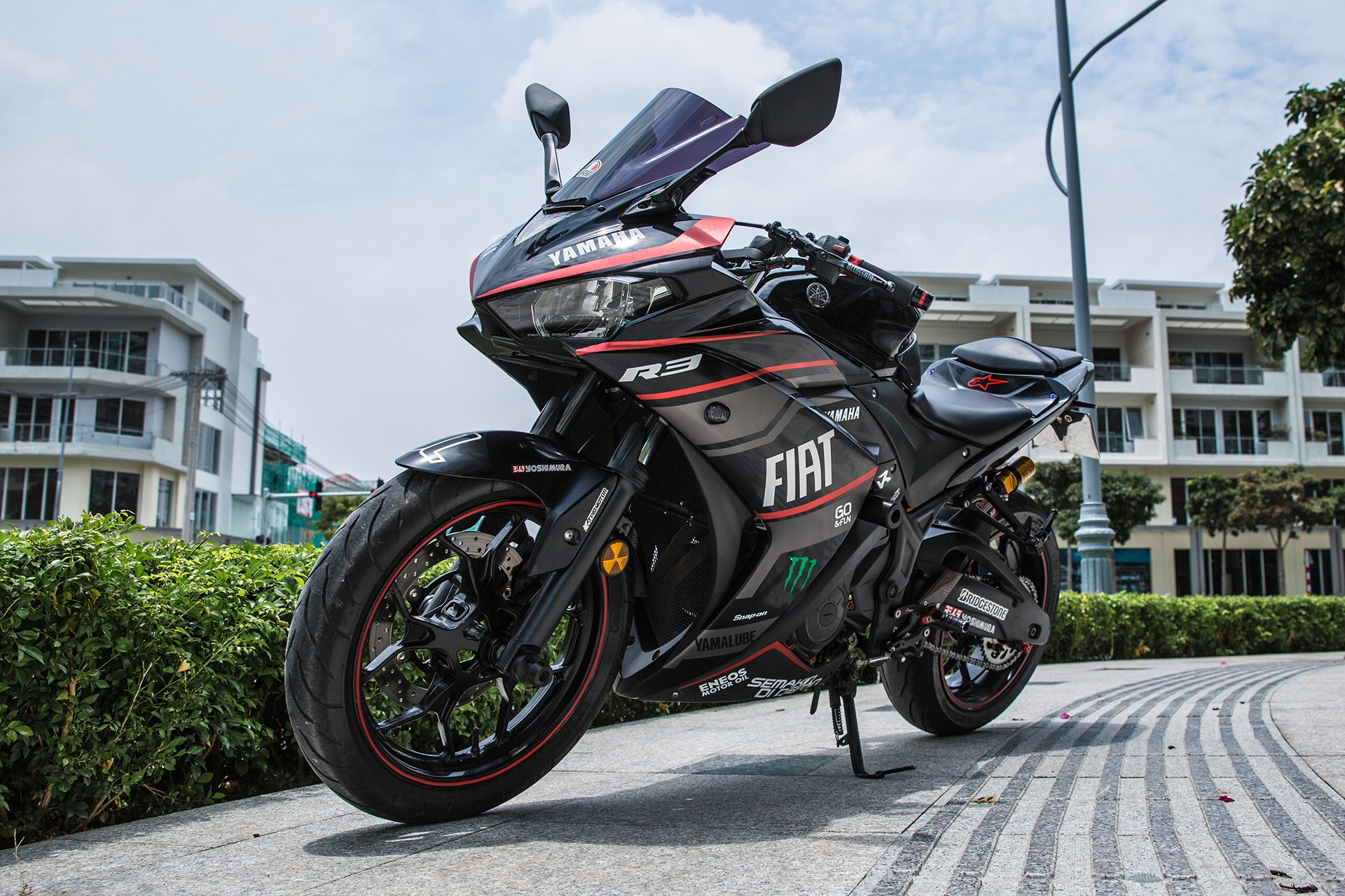 Yamaha R3 lot xac voi nhieu do choi va lop son mo hinh anh