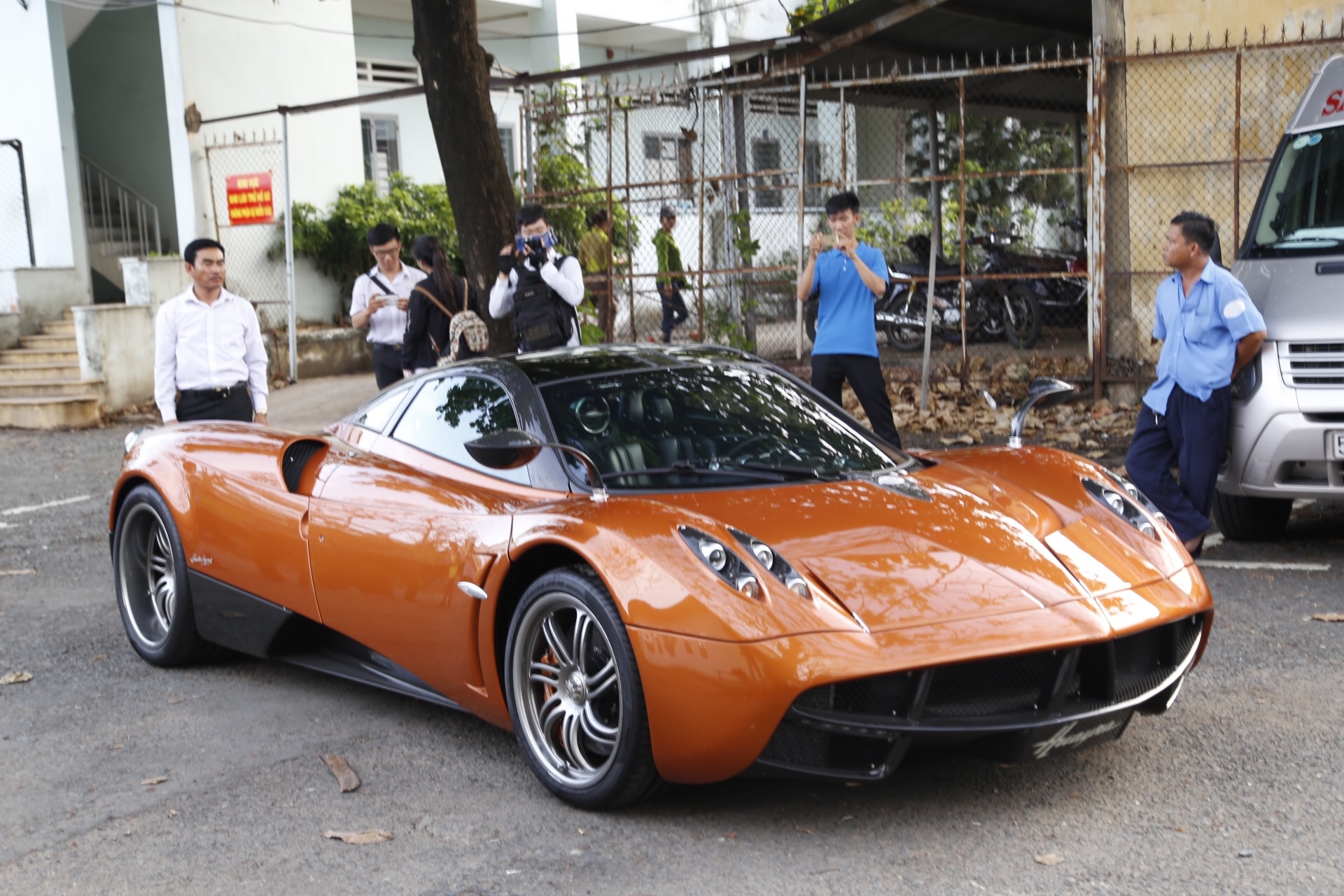 Sieu xe Pagani Huayra 80 ty cua Minh Nhua di lay bien hinh anh