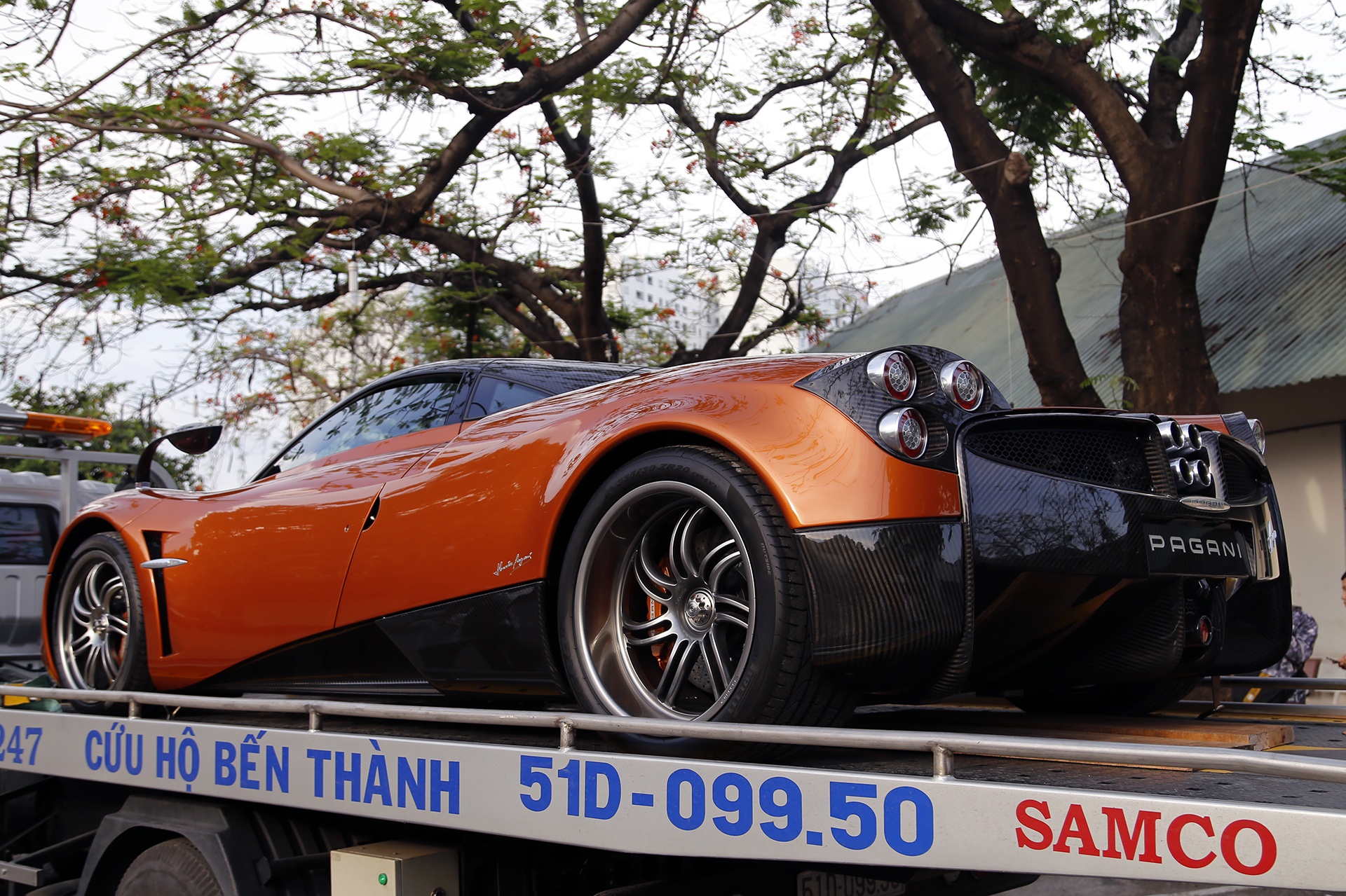 Minh Nhua dieu khien sieu xe Huayra 80 ty len xe chuyen dung hinh anh