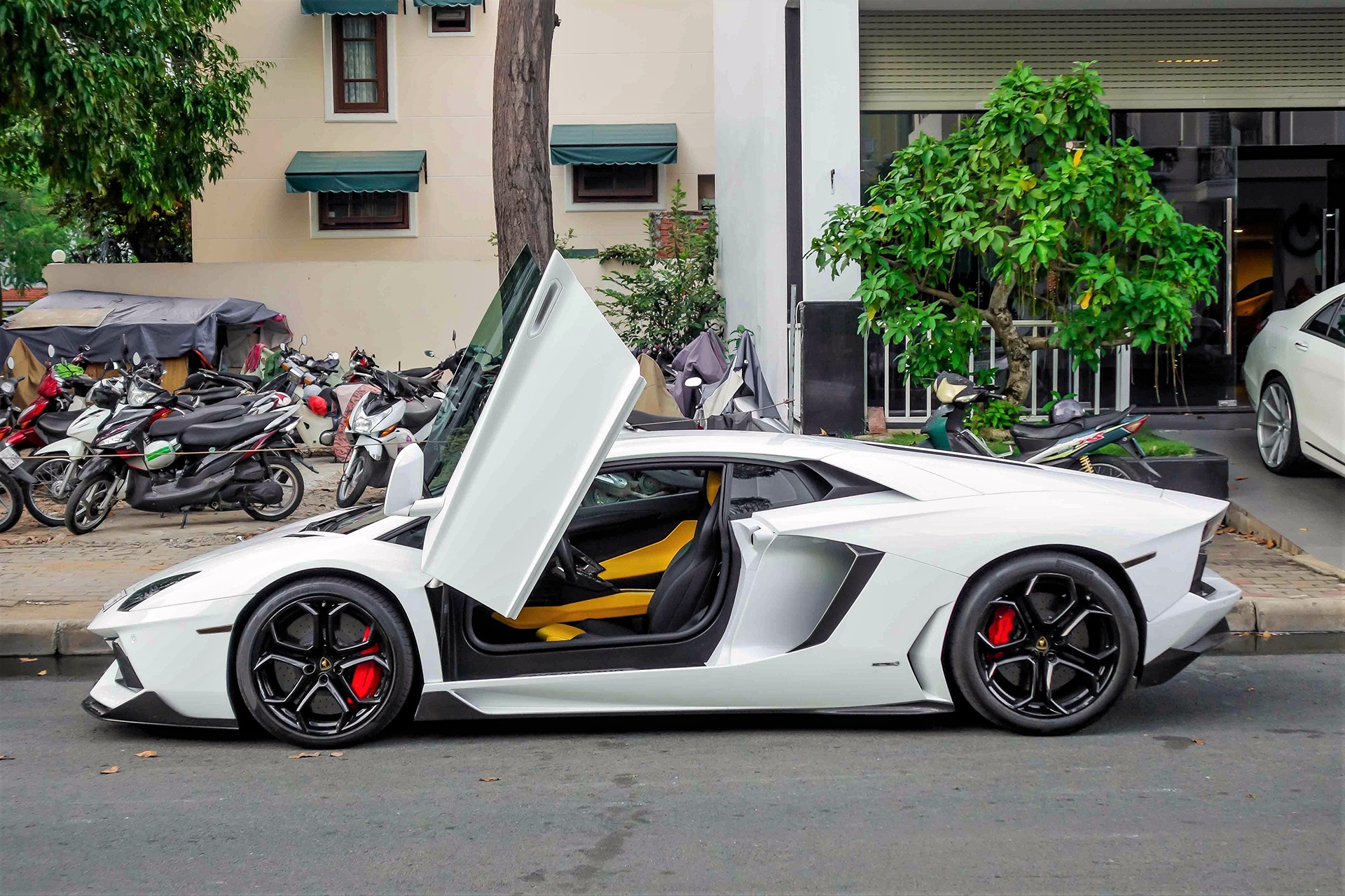 Lamborghini Aventador chinh hang duy nhat VN do ham ho hinh anh
