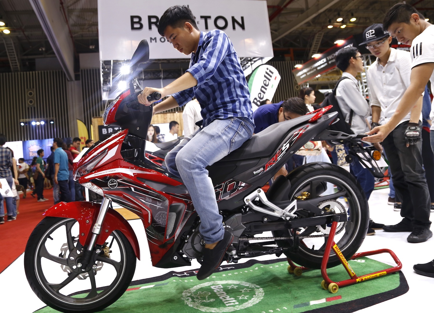 Benelli RFS 150i  ra mat tai Viet Nam anh 17